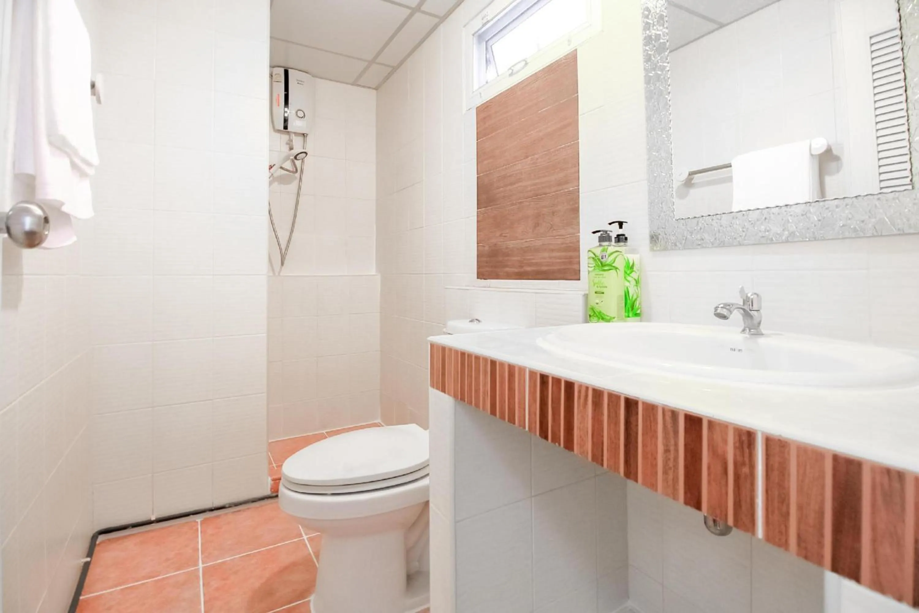 Bathroom in Capital O 411 Grandview Condo 15