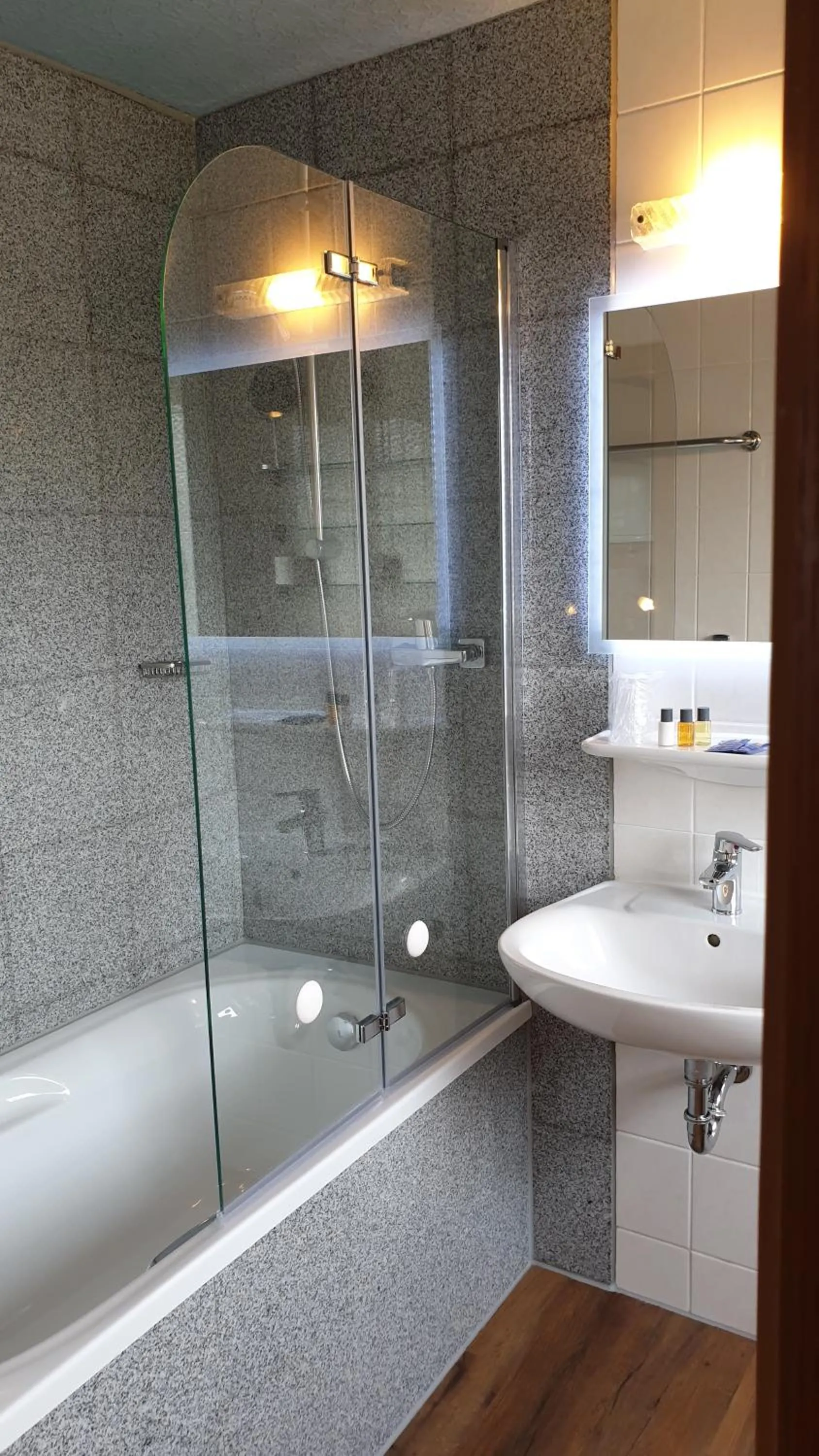 Shower in Landhotel Waldschlößchen mit Gaststube