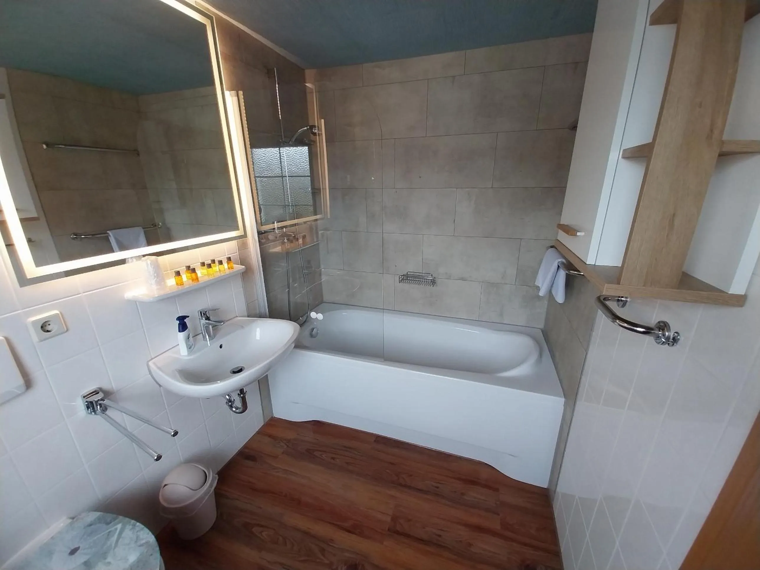 Shower in Landhotel Waldschlößchen mit Gaststube