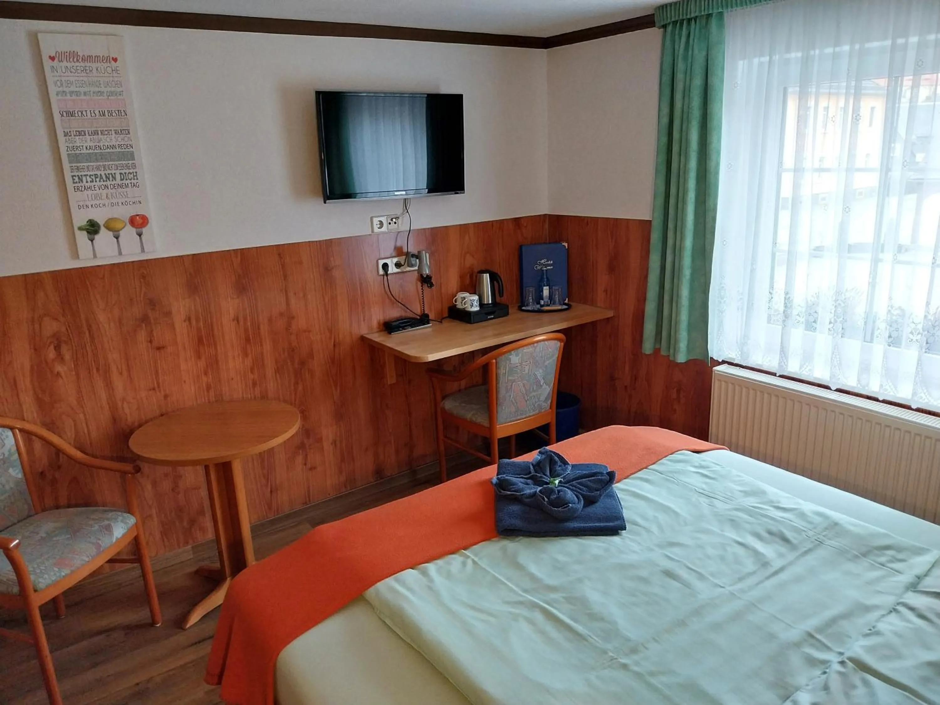 Coffee/tea facilities, Bed in Landhotel Waldschlößchen mit Gaststube