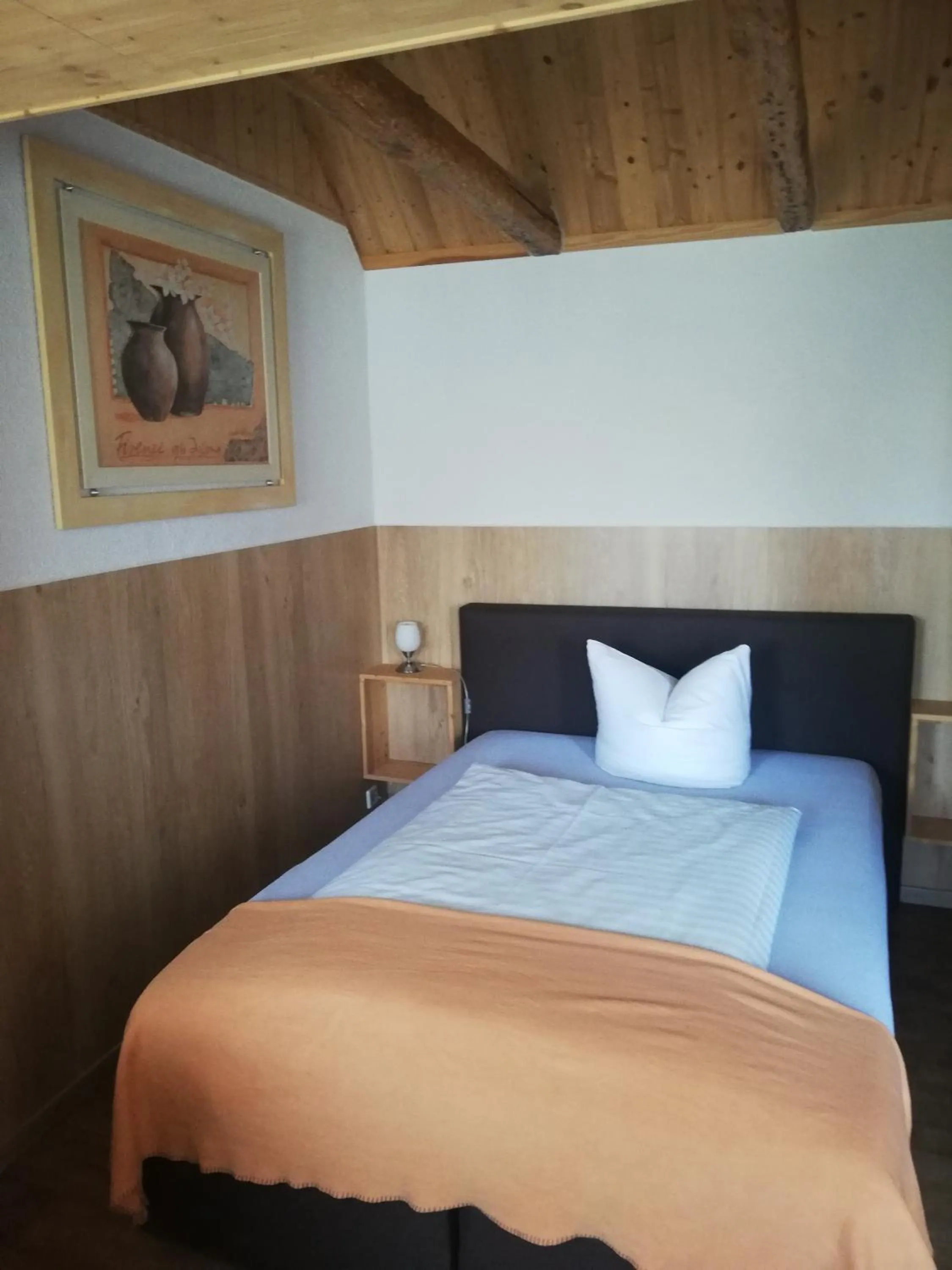 Bed in Landhotel Waldschlößchen mit Gaststube