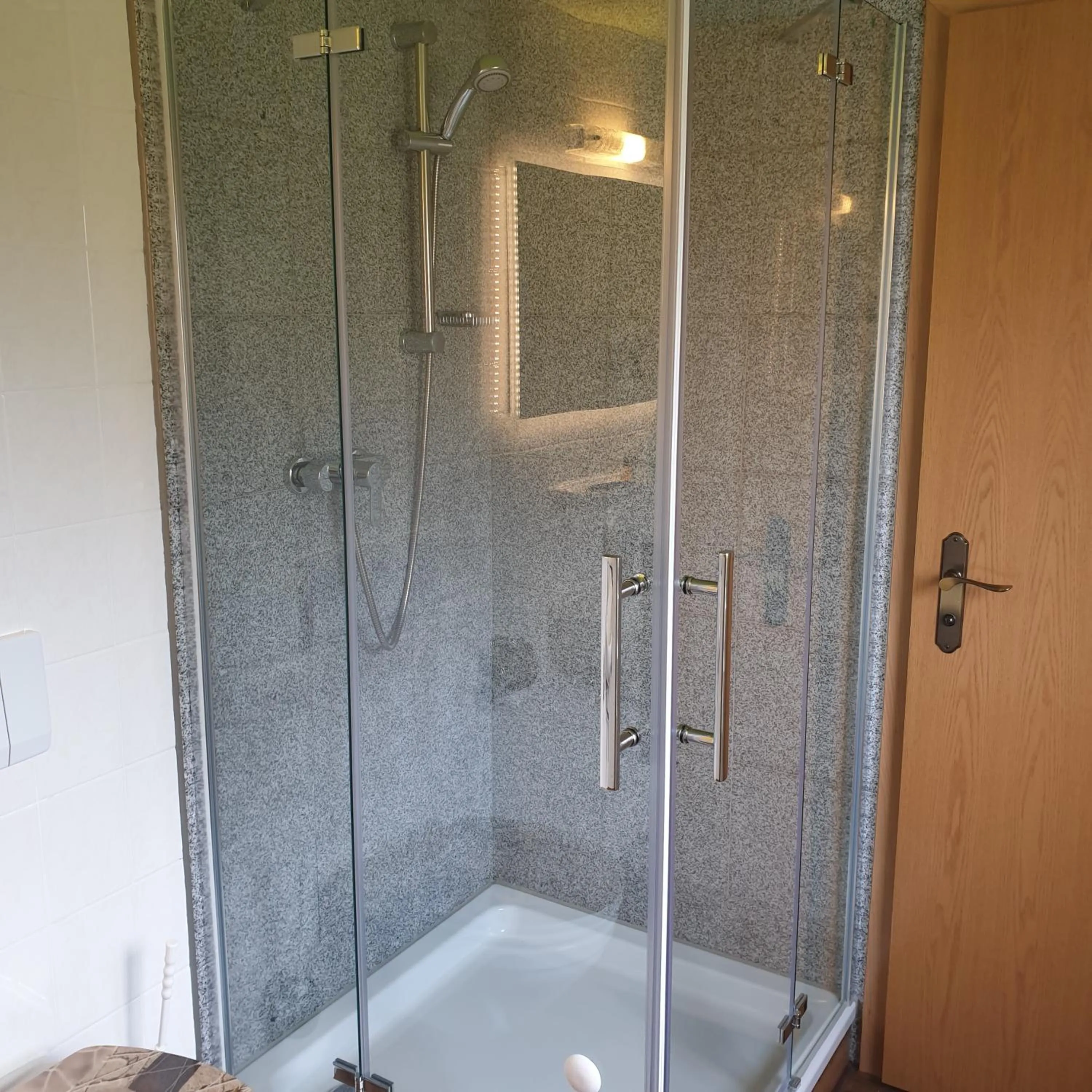 Shower in Landhotel Waldschlößchen mit Gaststube