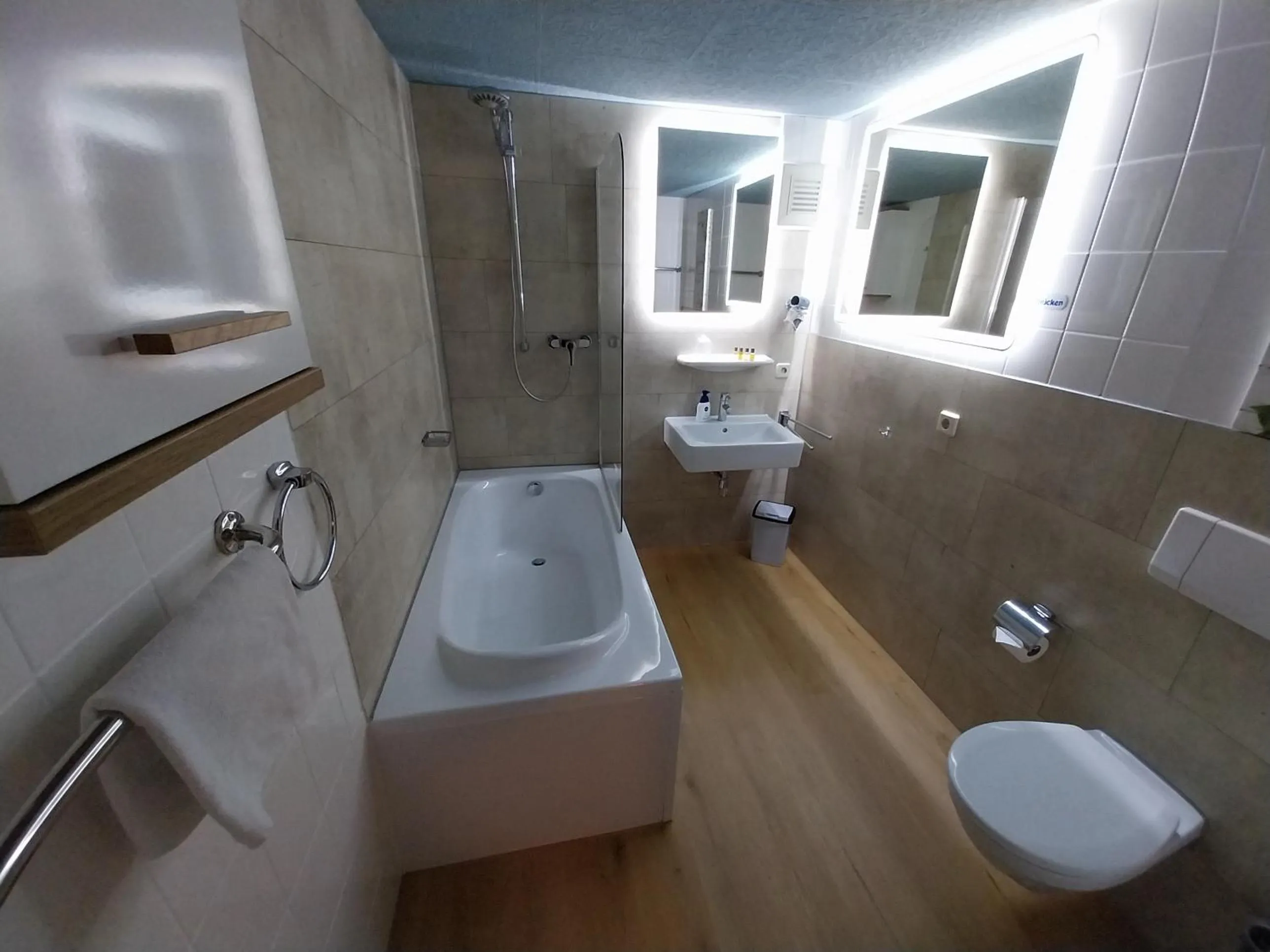 Shower in Landhotel Waldschlößchen mit Gaststube