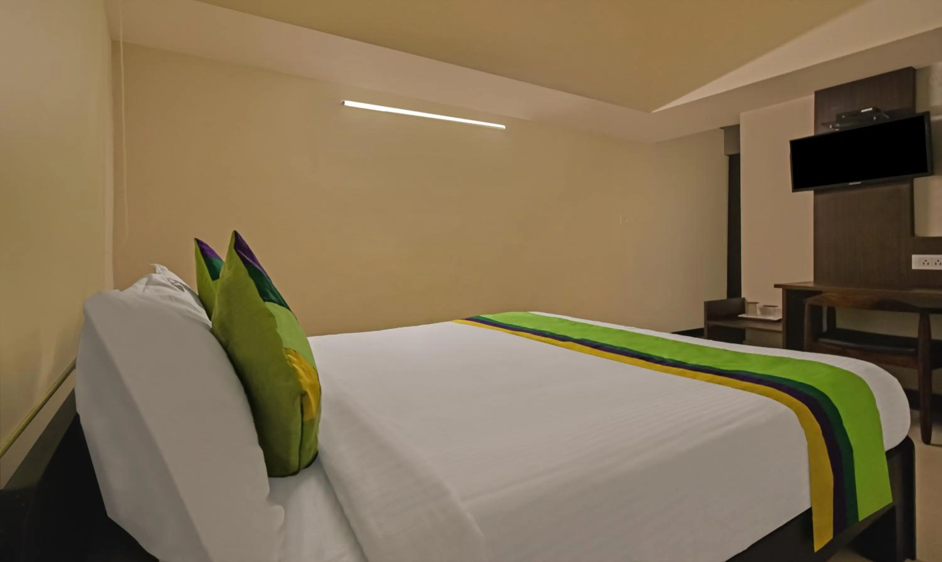 Bedroom, Bed in Treebo Samhaar Residency Thoraipakkam