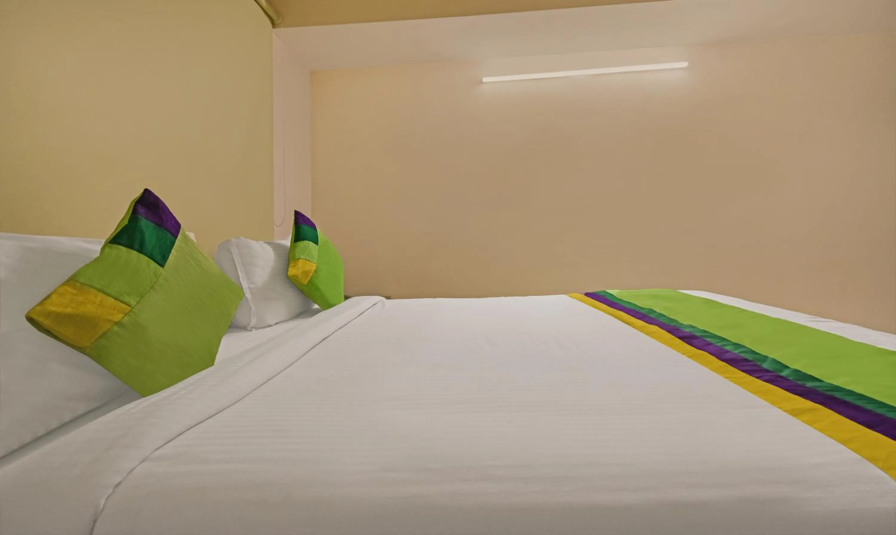 Bedroom, Bed in Treebo Samhaar Residency Thoraipakkam