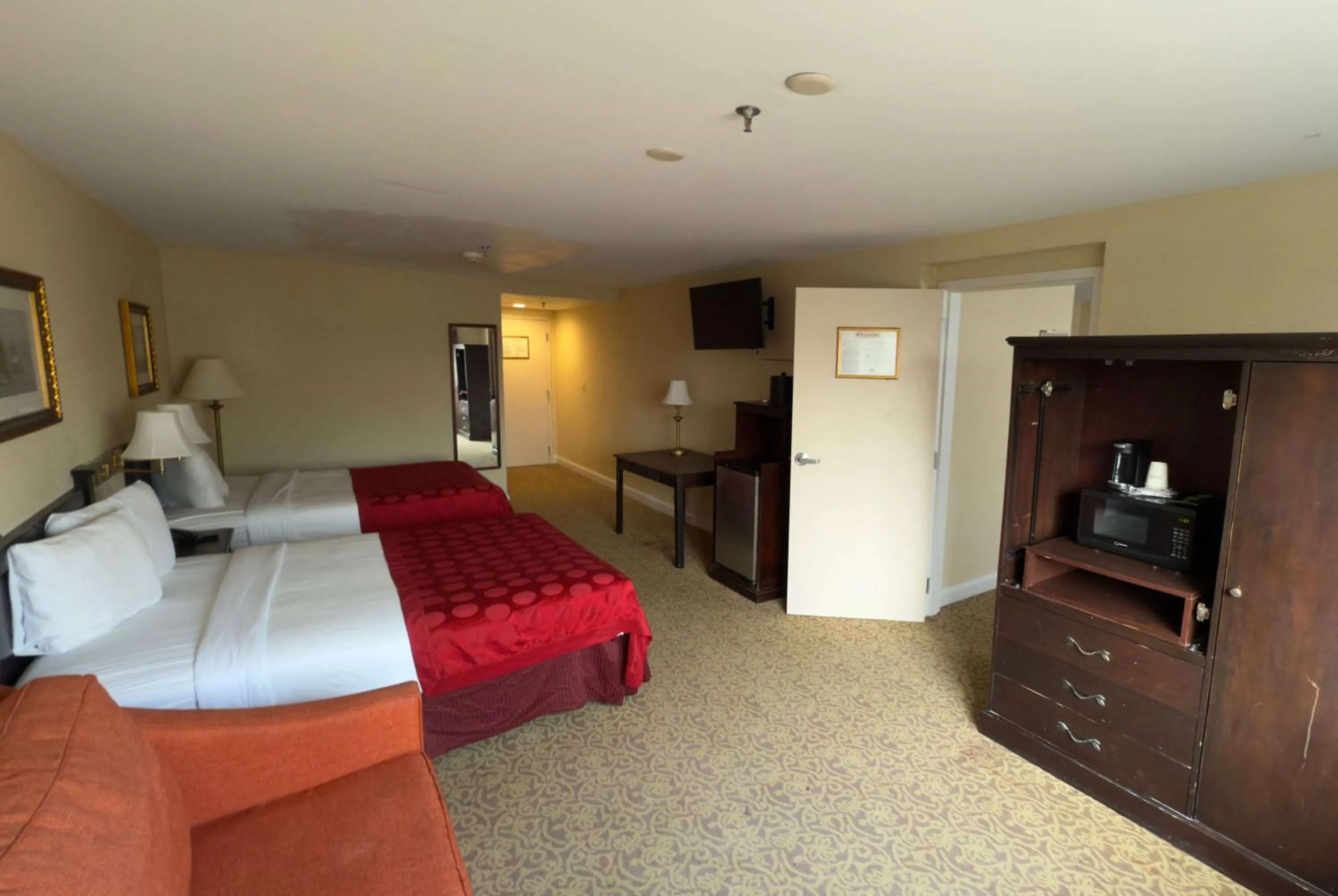 Photo of the whole room, Bed in Ramada by Wyndham Seekonk Providence Area