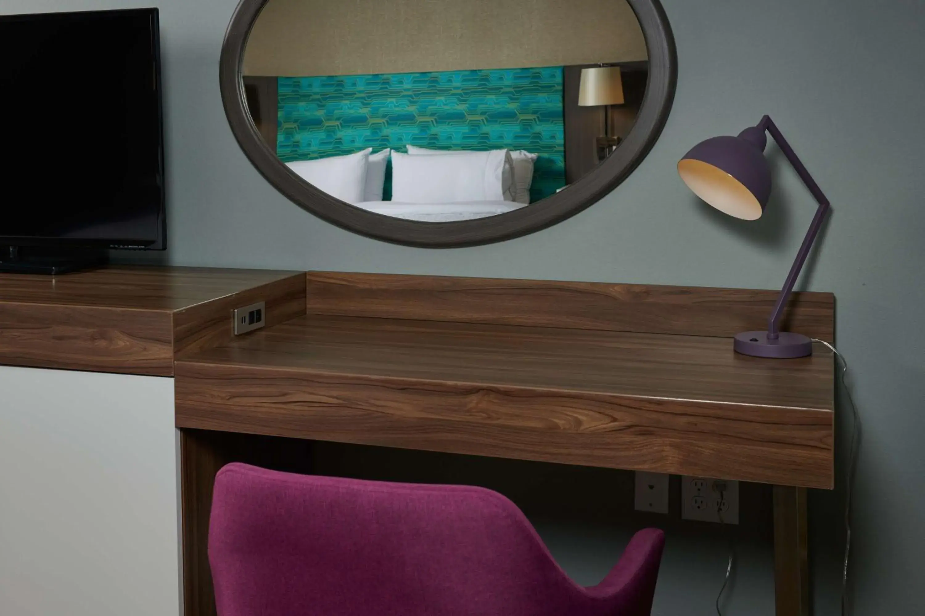 King Room with Roll-in Shower - Mobility Accessible/Non-Smoking in Hampton Inn Sherwood Portland King Room with Roll-in Shower - Mobility Accessible/Non-Smoking in Hampton Inn Sherwood Portland