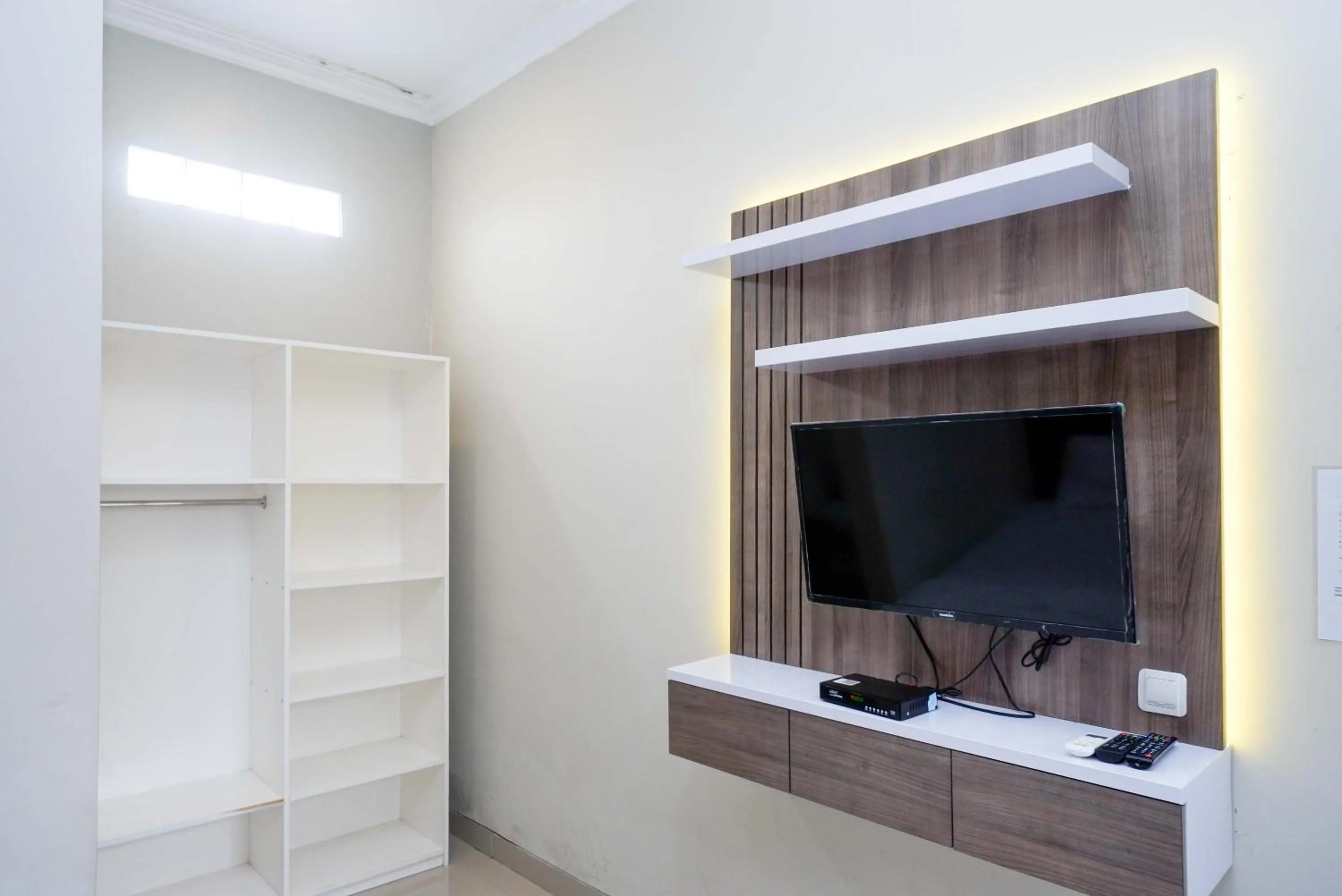 TV and multimedia in RedDoorz at Berlian Homestay Malioboro Yogyakarta