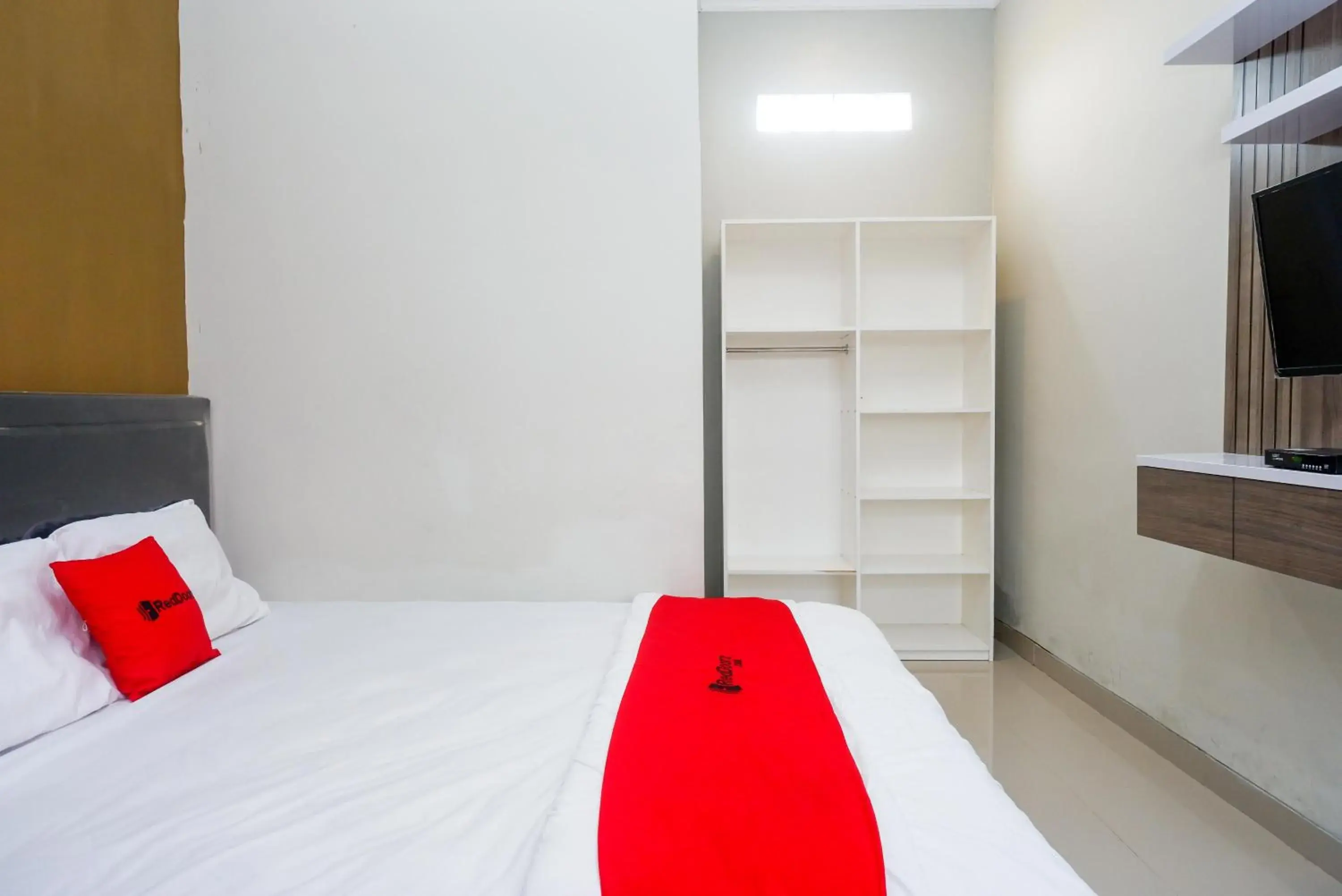 Bedroom, Bed in RedDoorz at Berlian Homestay Malioboro Yogyakarta Bedroom, Bed in RedDoorz at Berlian Homestay Malioboro Yogyakarta