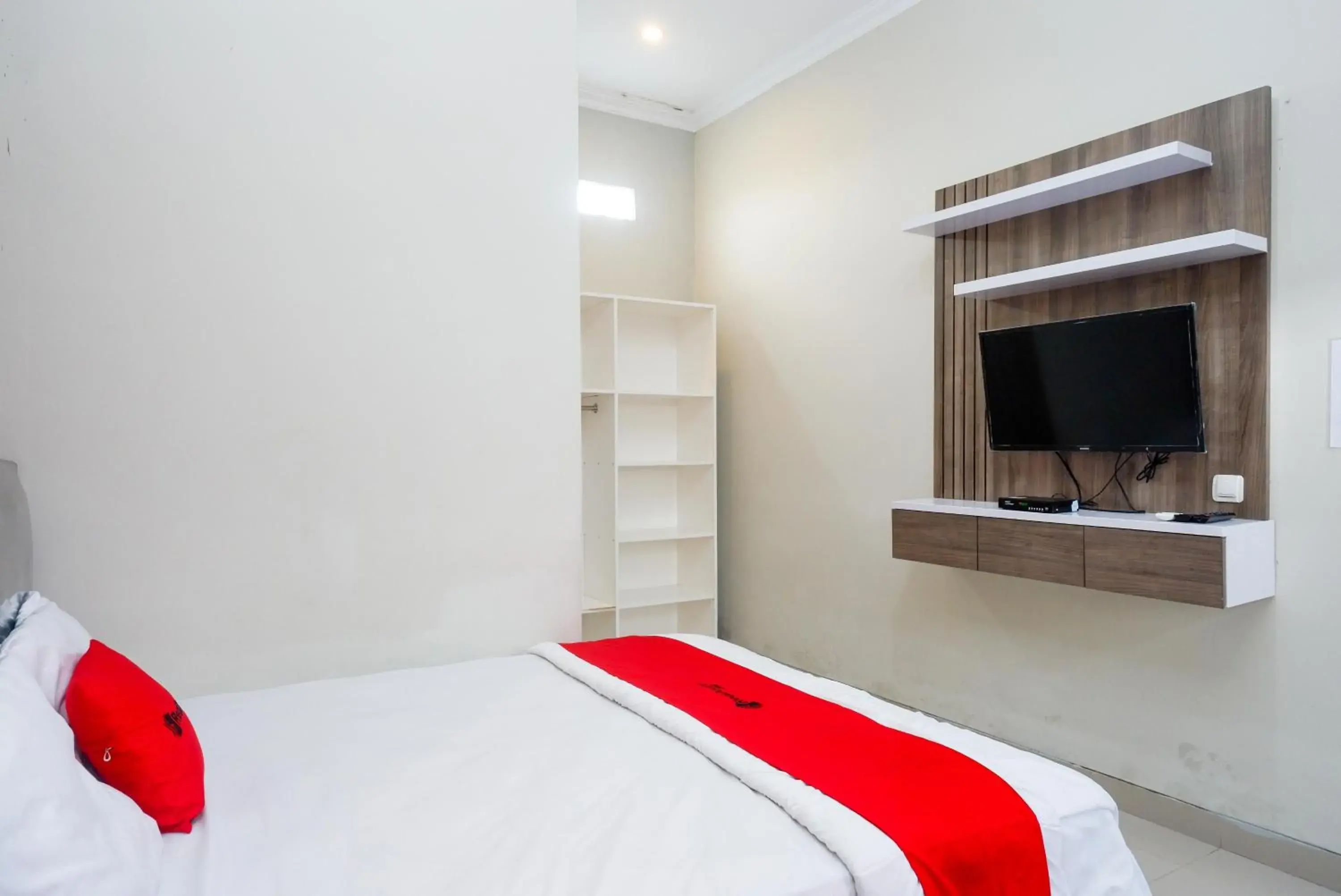 Bedroom, Bed in RedDoorz at Berlian Homestay Malioboro Yogyakarta Bedroom, Bed in RedDoorz at Berlian Homestay Malioboro Yogyakarta