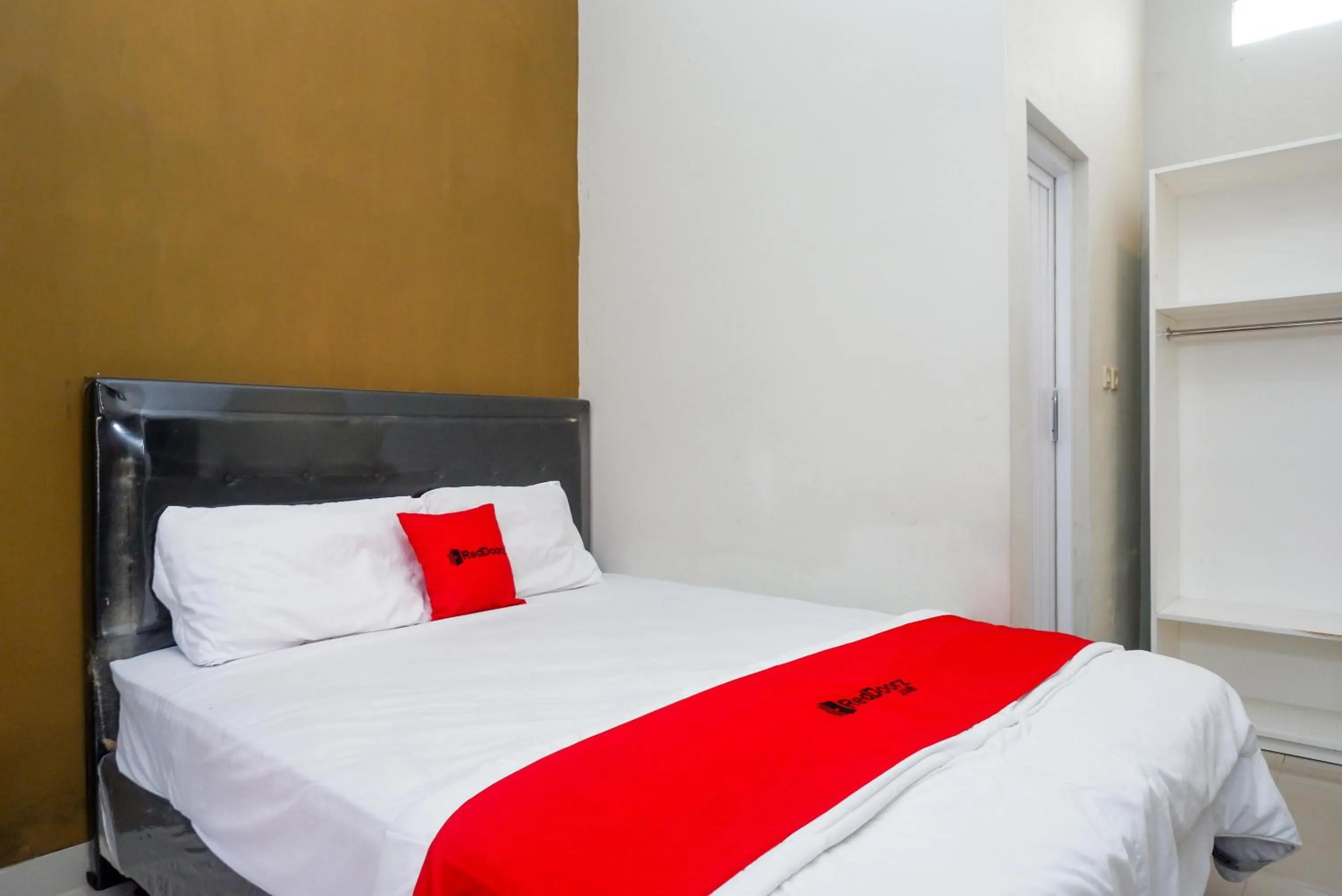 Bedroom, Bed in RedDoorz at Berlian Homestay Malioboro Yogyakarta