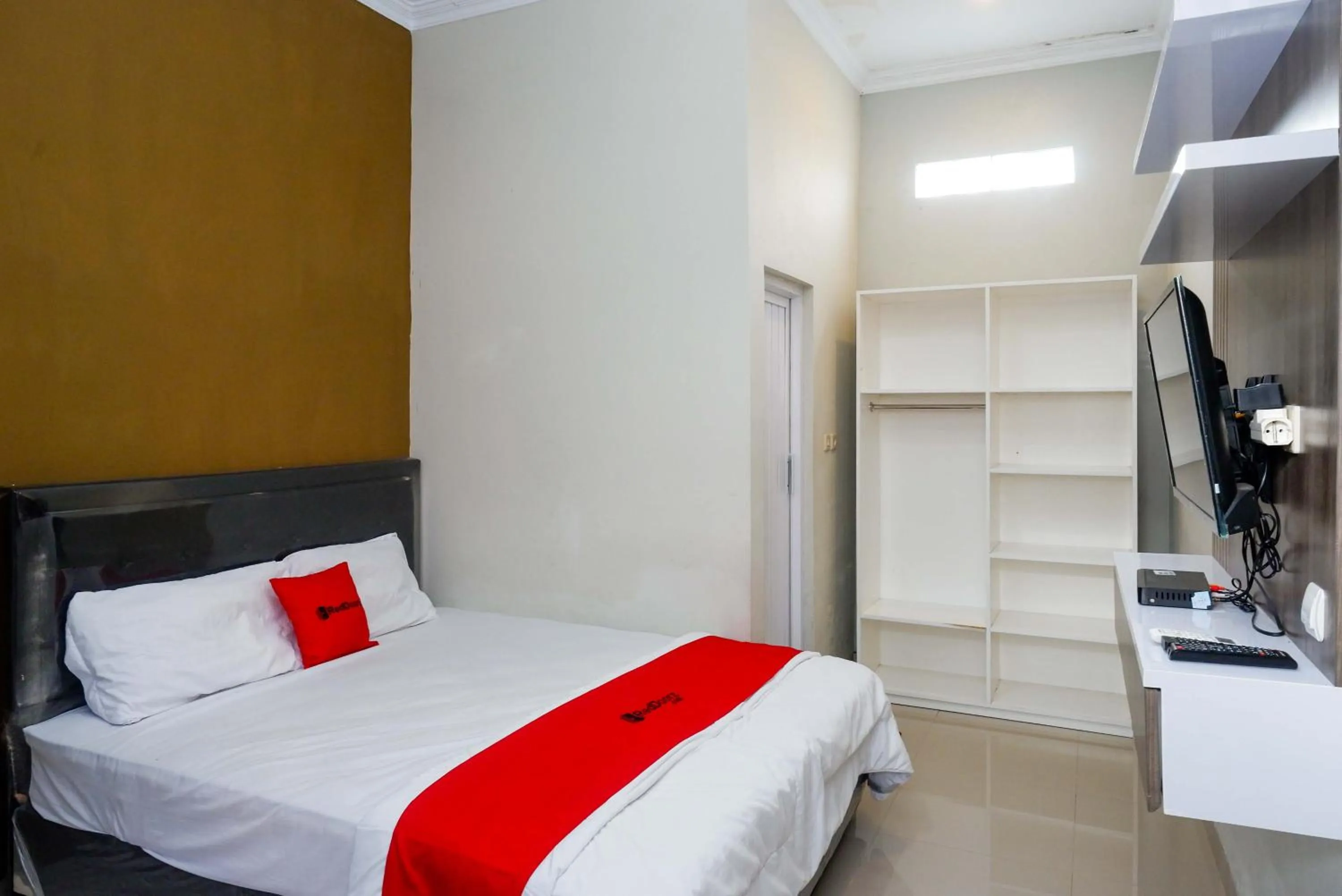 Bedroom, Bed in RedDoorz at Berlian Homestay Malioboro Yogyakarta