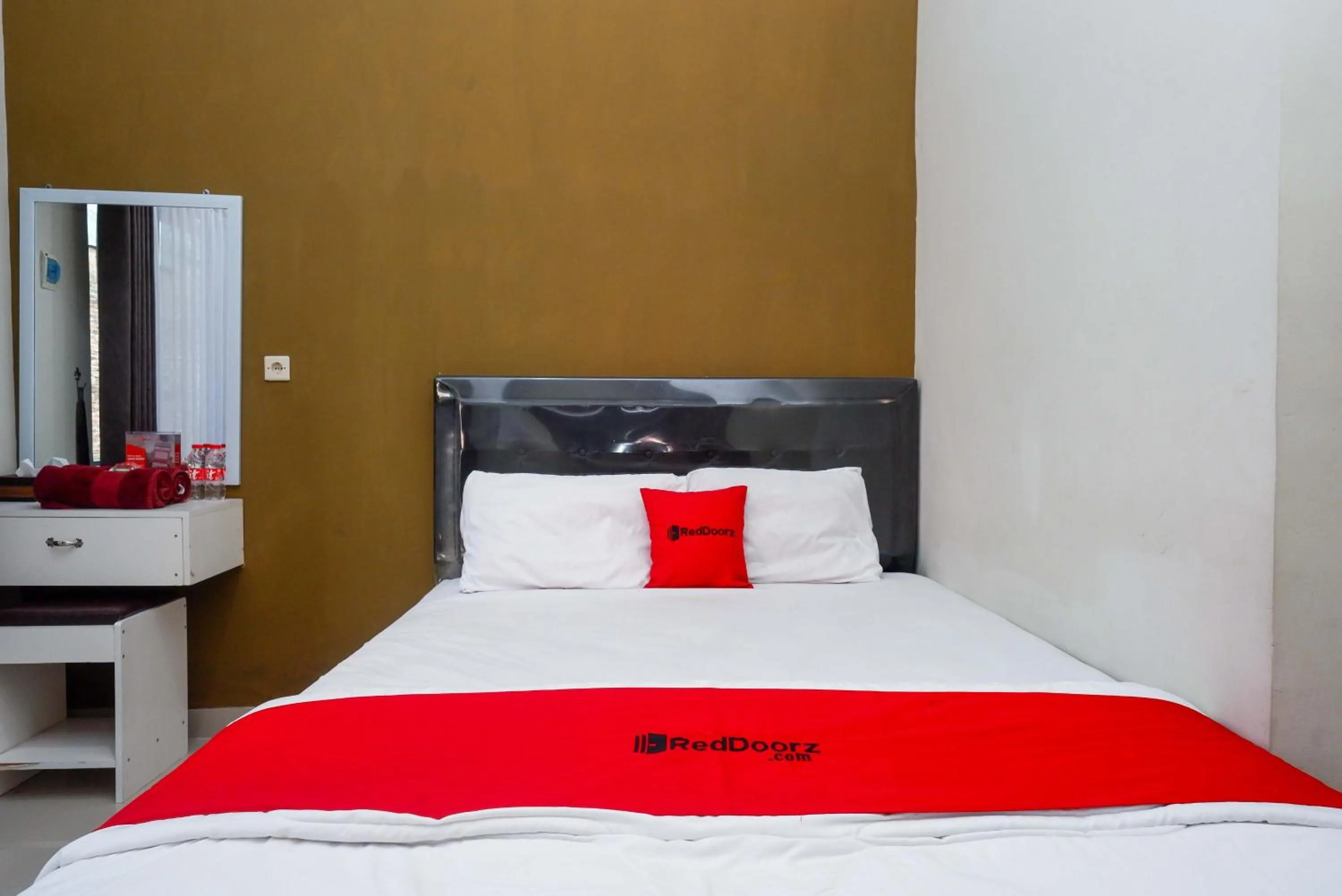 Bedroom, Bed in RedDoorz at Berlian Homestay Malioboro Yogyakarta