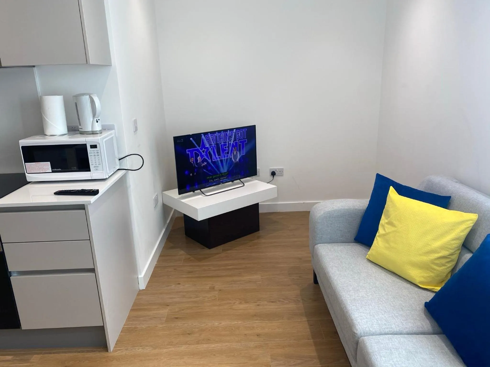 Living room in Berks Luxury Serviced Apartments , free parking, free Gym and free wifi