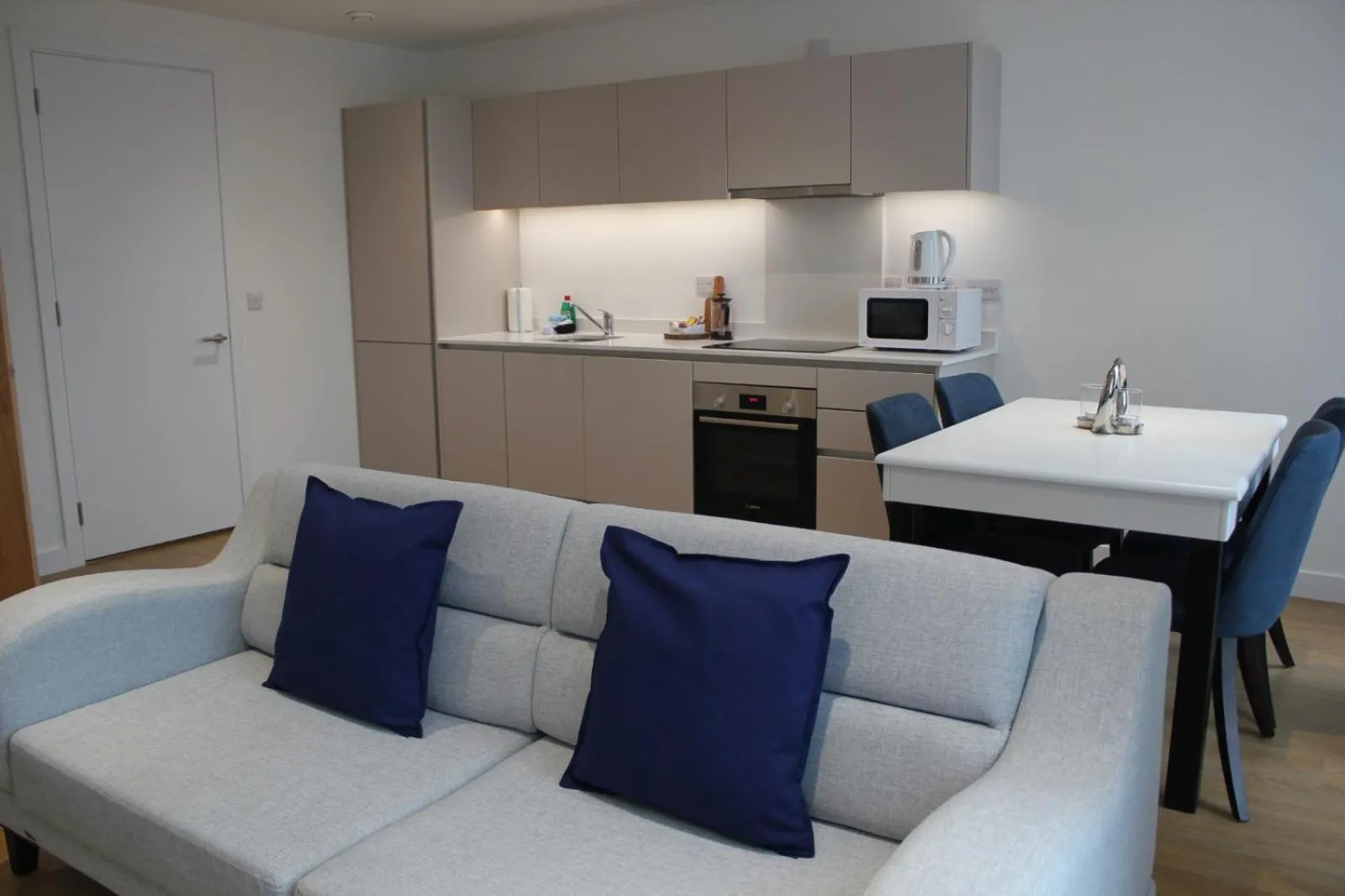 Kitchen or kitchenette in Berks Luxury Serviced Apartments , free parking, free Gym and free wifi