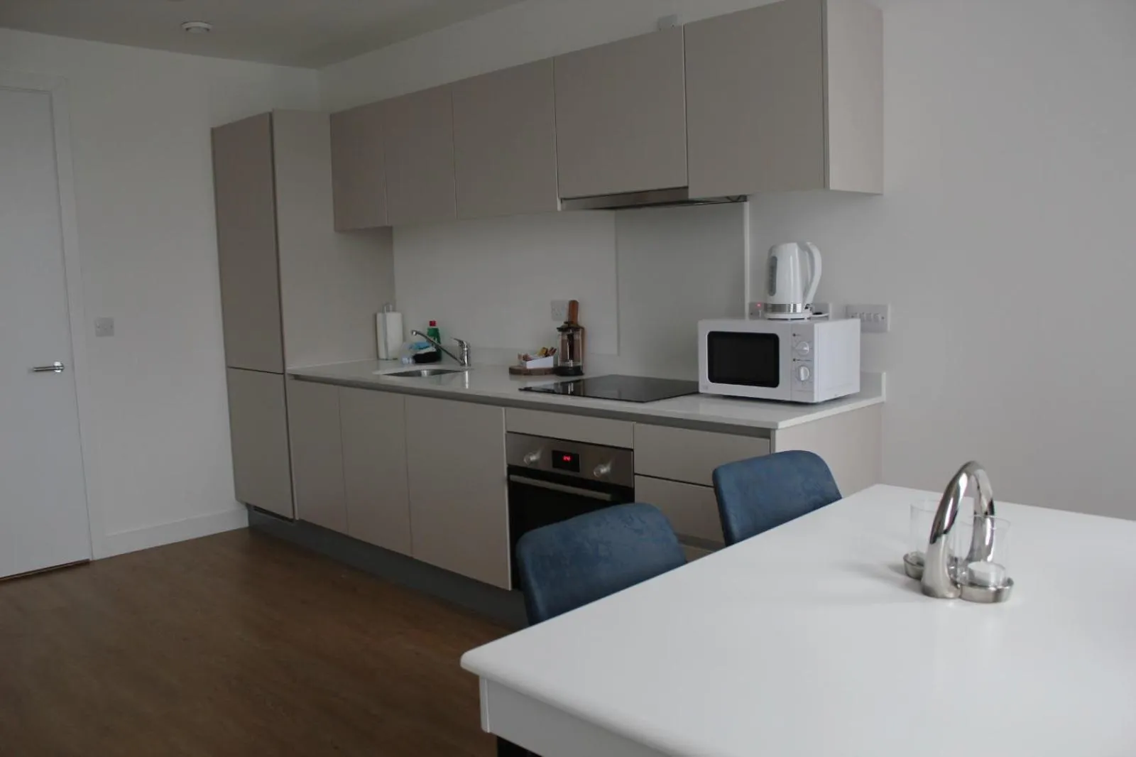 Kitchen or kitchenette in Berks Luxury Serviced Apartments , free parking, free Gym and free wifi