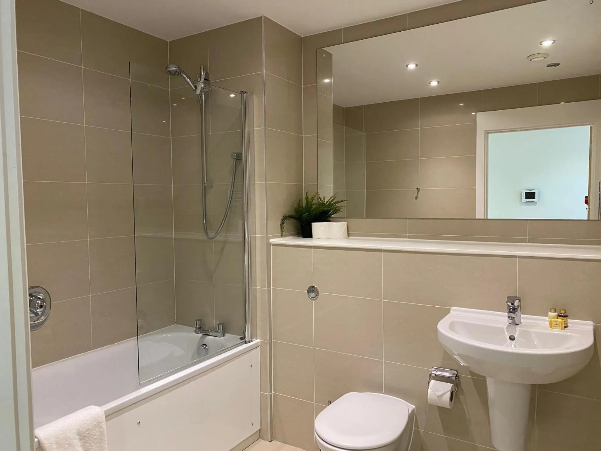 Berks Luxury Serviced Apartments , free parking, free Gym and free wifi