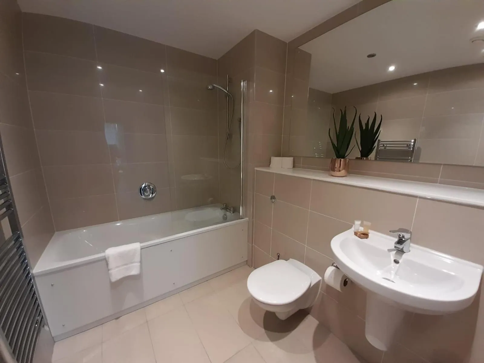 Bathroom in Berks Luxury Serviced Apartments , free parking, free Gym and free wifi