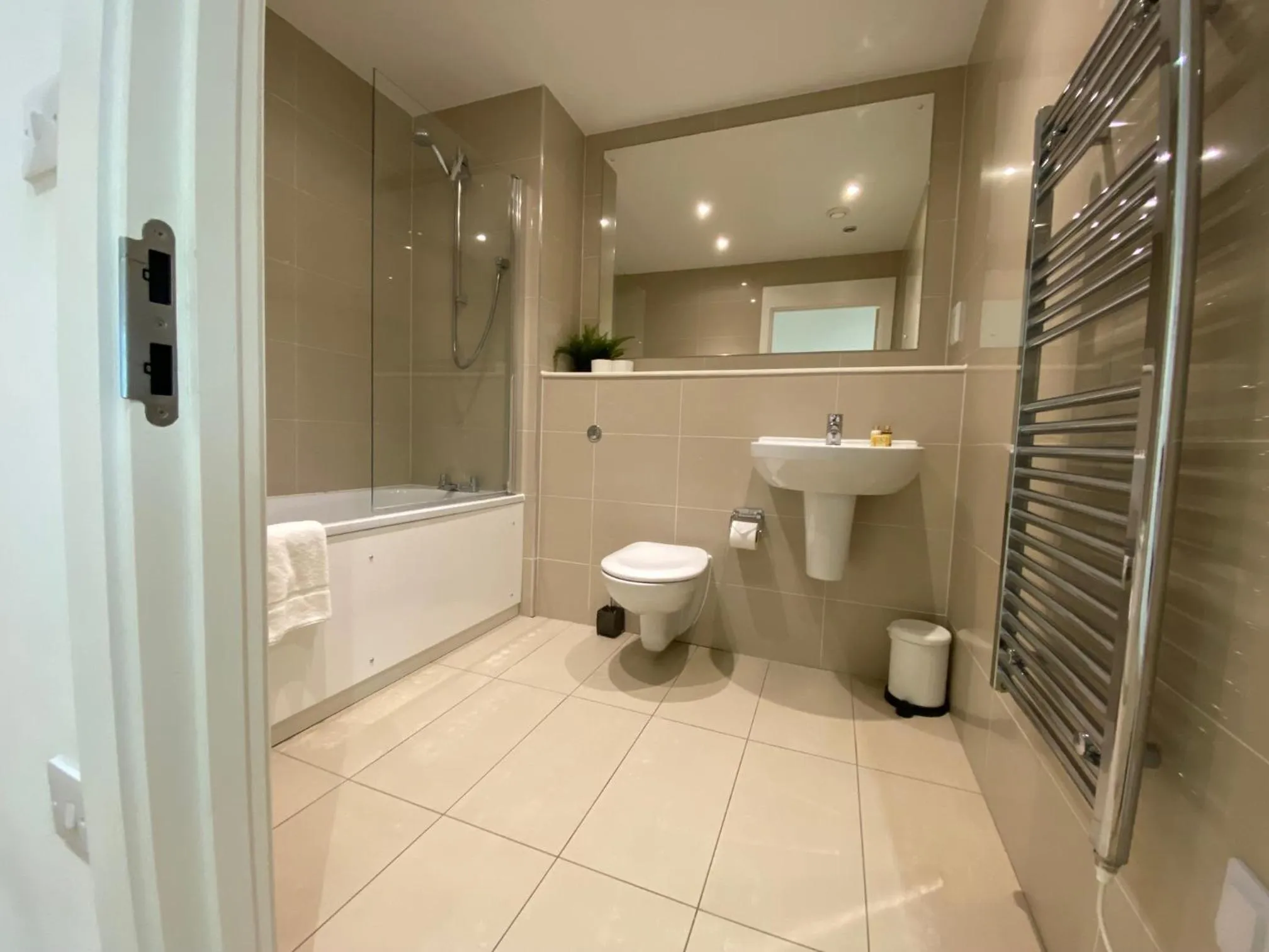 Berks Luxury Serviced Apartments , free parking, free Gym and free wifi