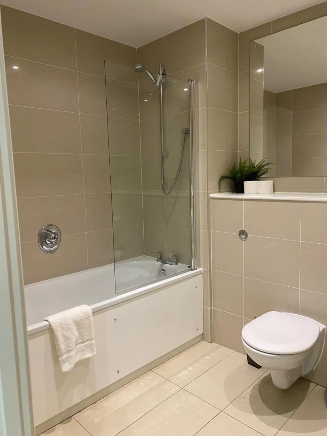 Berks Luxury Serviced Apartments , free parking, free Gym and free wifi