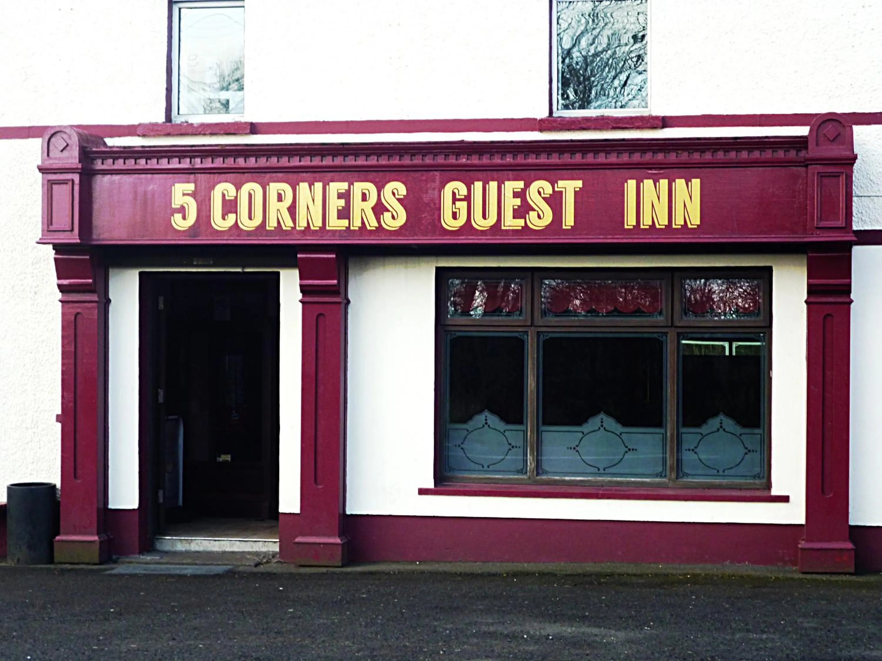 Facade/entrance in 5 Corners Guest Inn