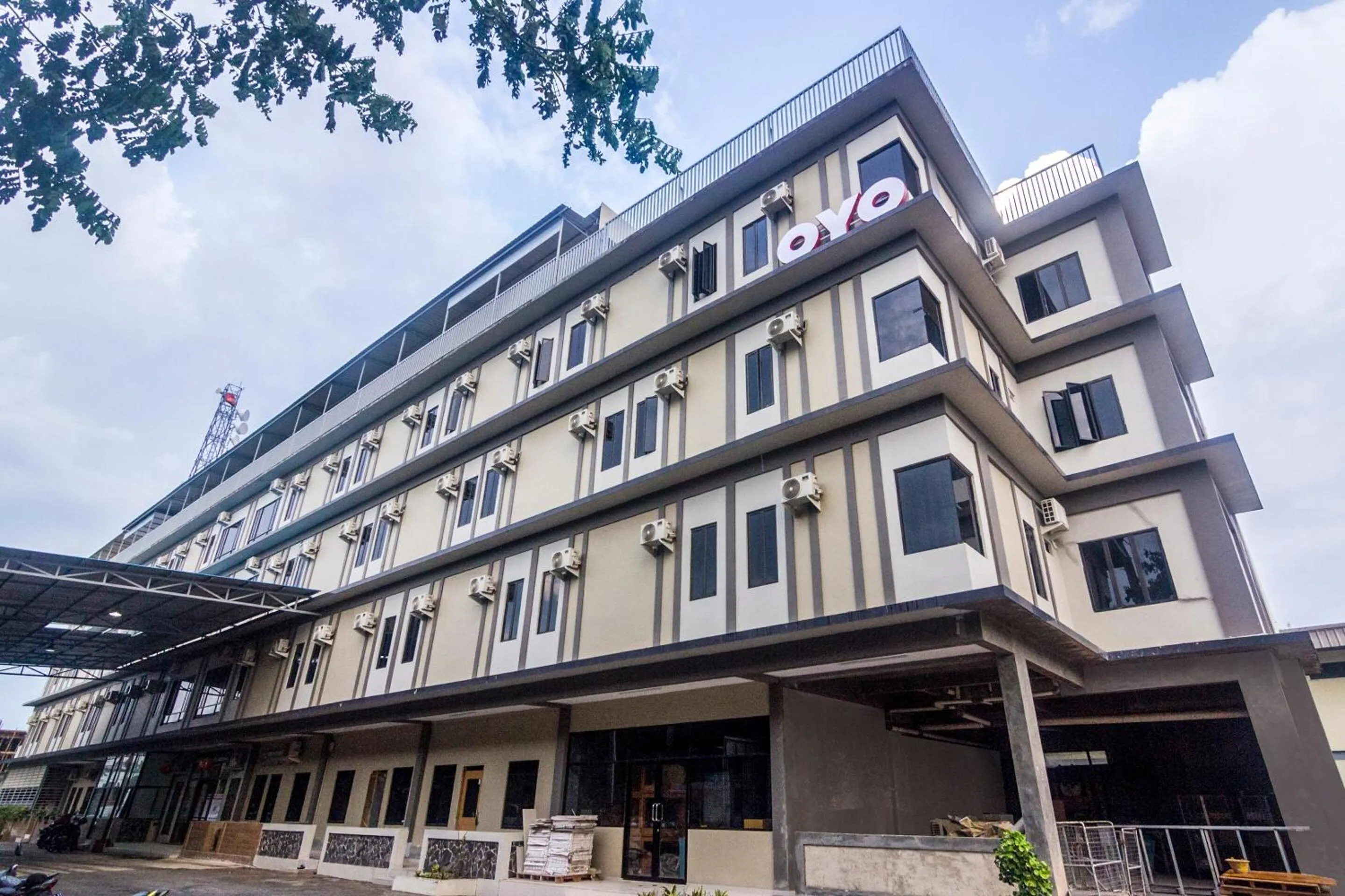 Facade/entrance in Capital O 1867 Kara Guest House