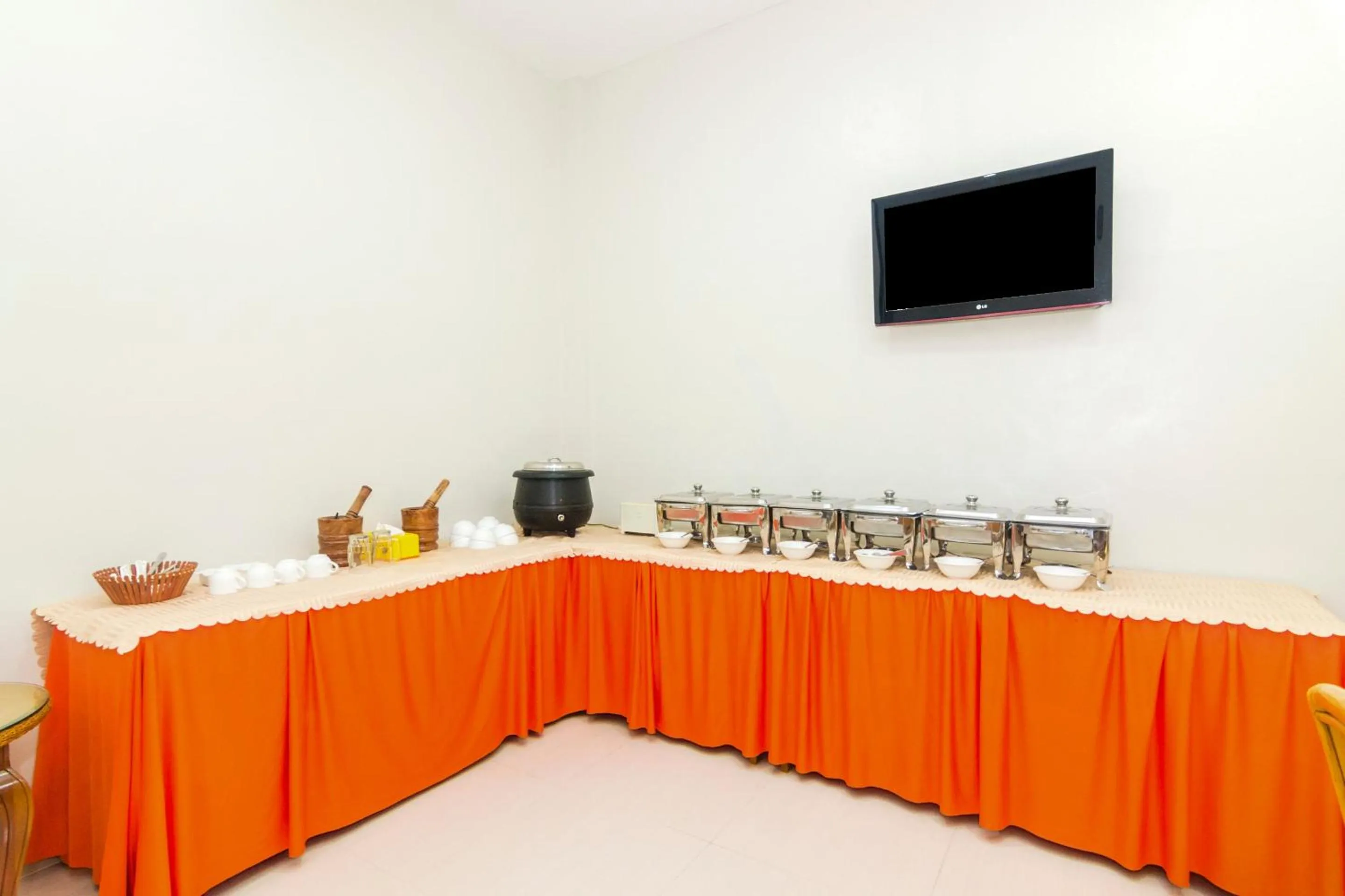 Restaurant/places to eat in Capital O 1867 Kara Guest House