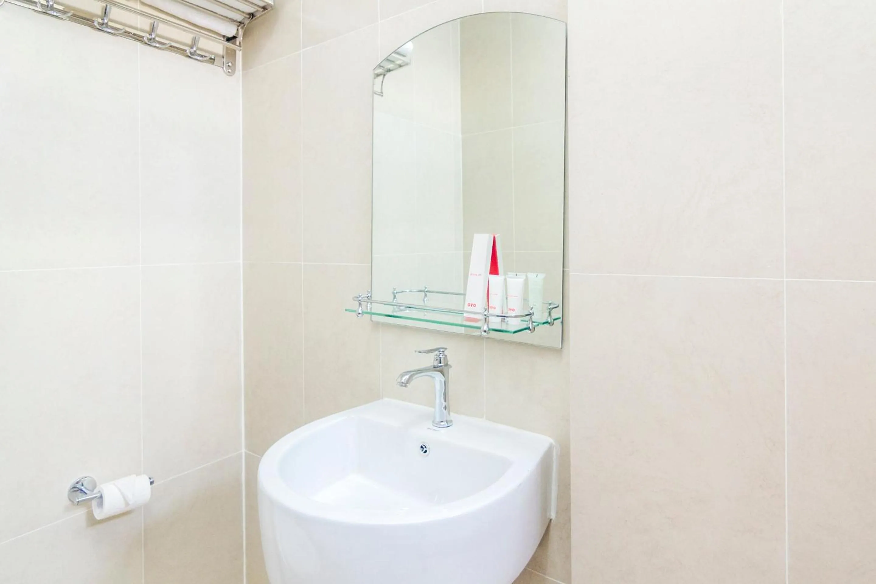 Bathroom in Capital O 1867 Kara Guest House