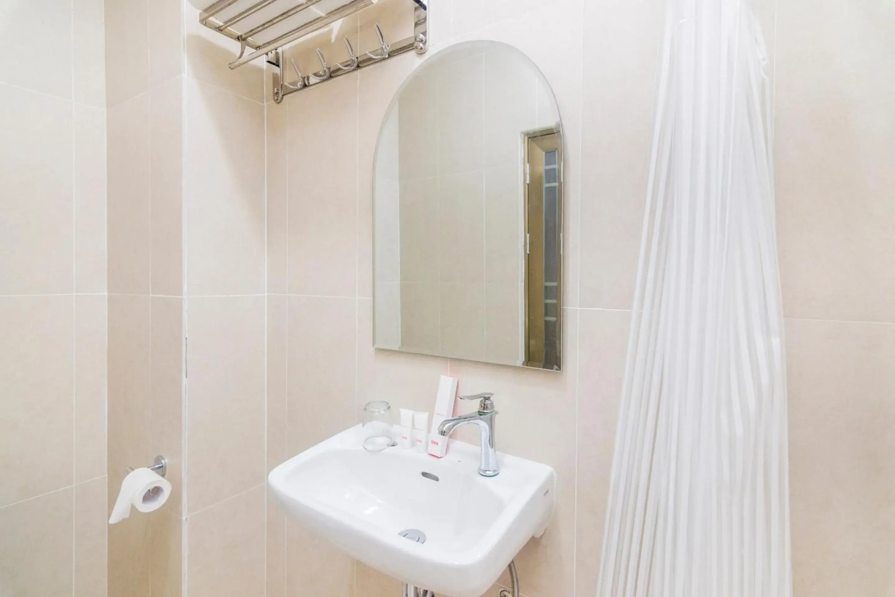 Bathroom in Capital O 1867 Kara Guest House Bathroom in Capital O 1867 Kara Guest House