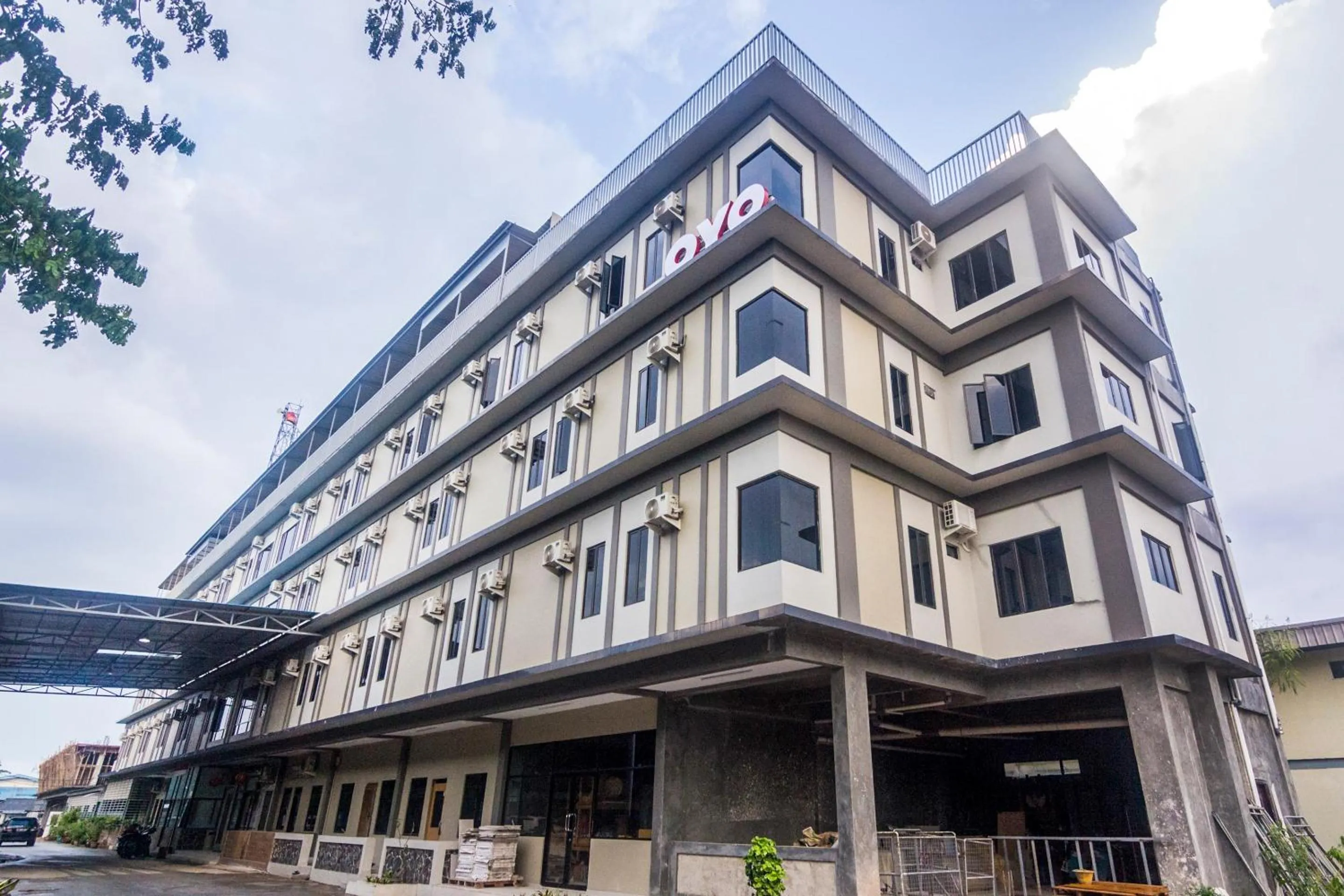 Facade/entrance in Capital O 1867 Kara Guest House