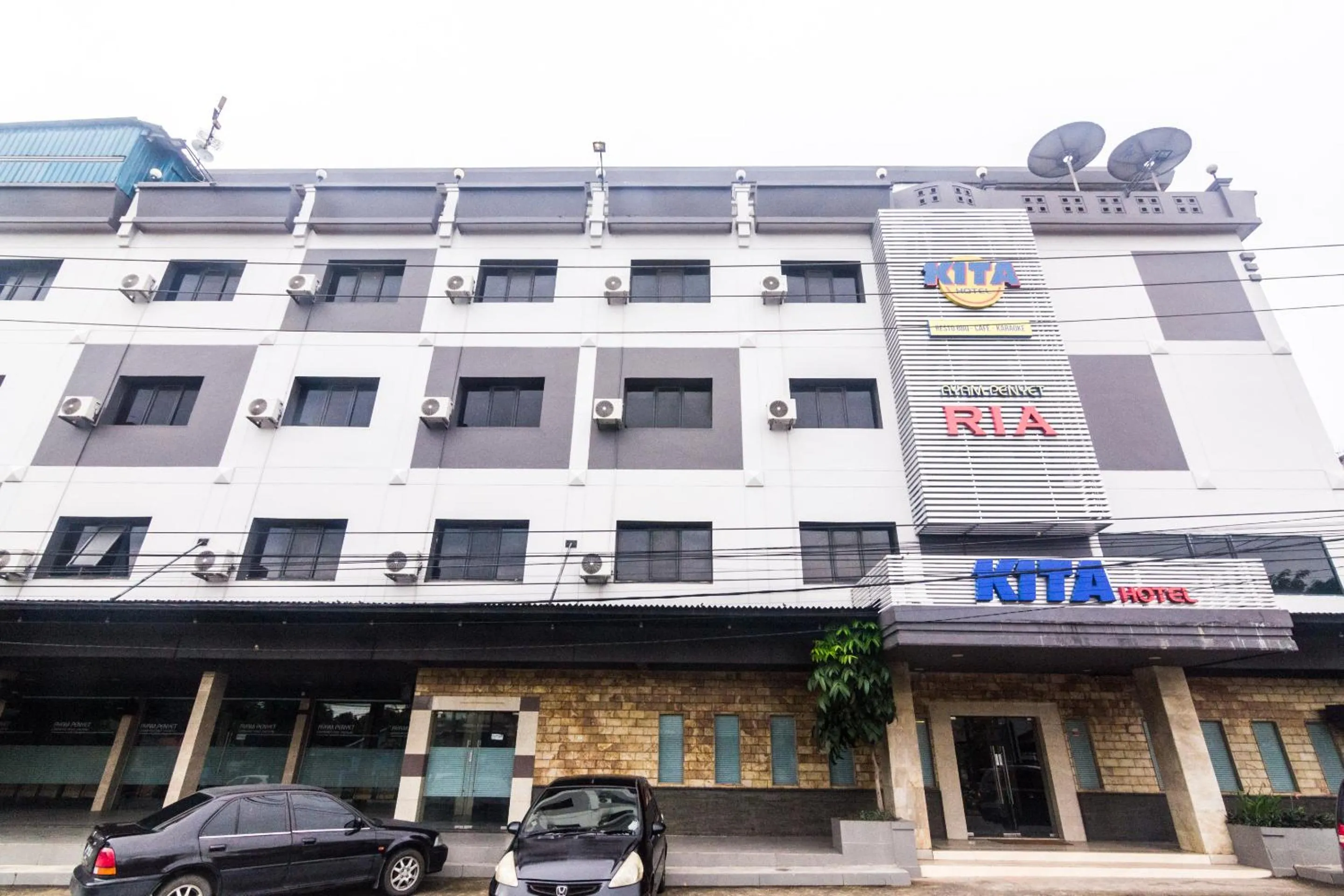 Facade/entrance in Kita Hotel