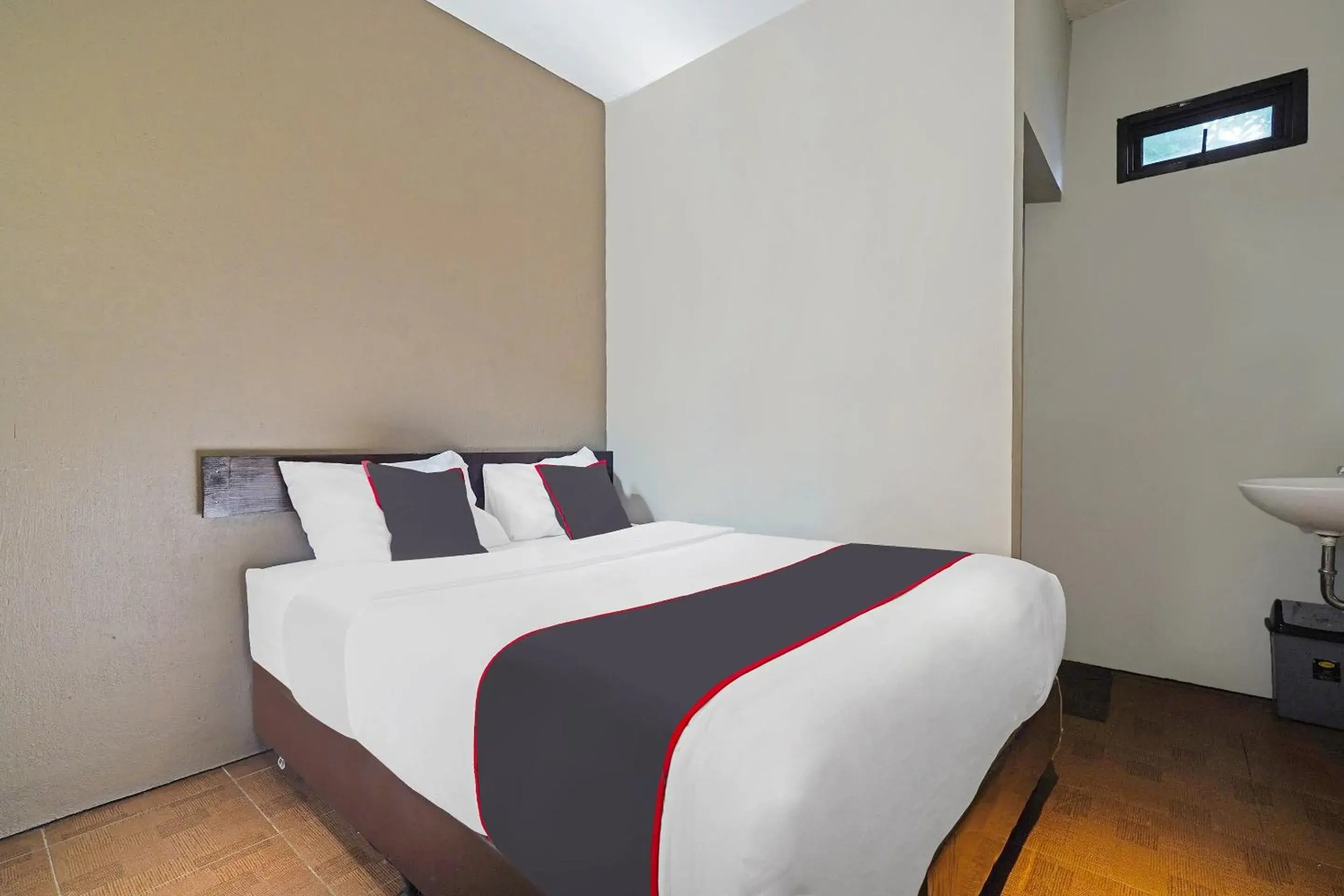 Deluxe Double Room in Capital O 1898 Louise Place Deluxe Double Room in Capital O 1898 Louise Place