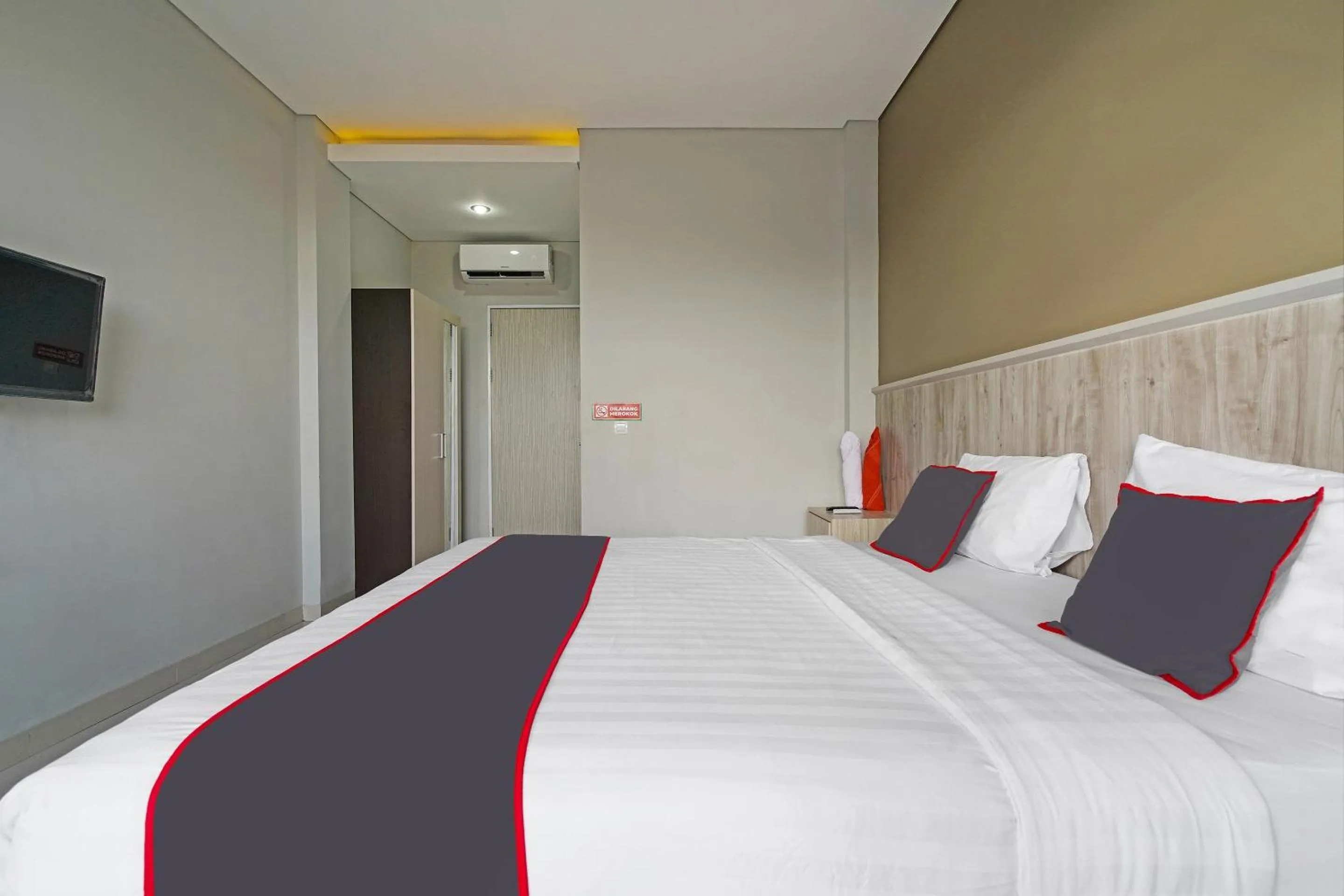 Bedroom, Bed in Capital O 1898 Louise Place