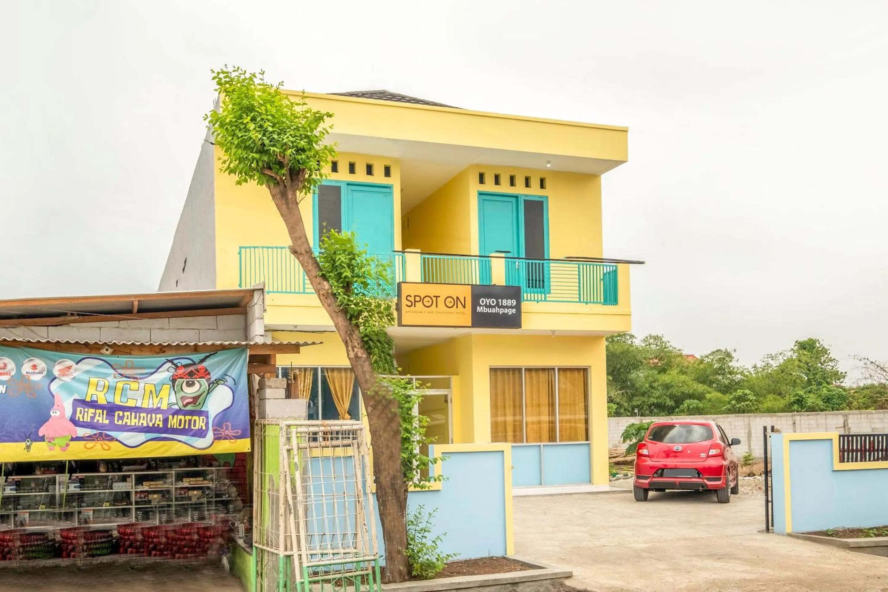 Facade/entrance in OYO Life 1889 Mbuahpage