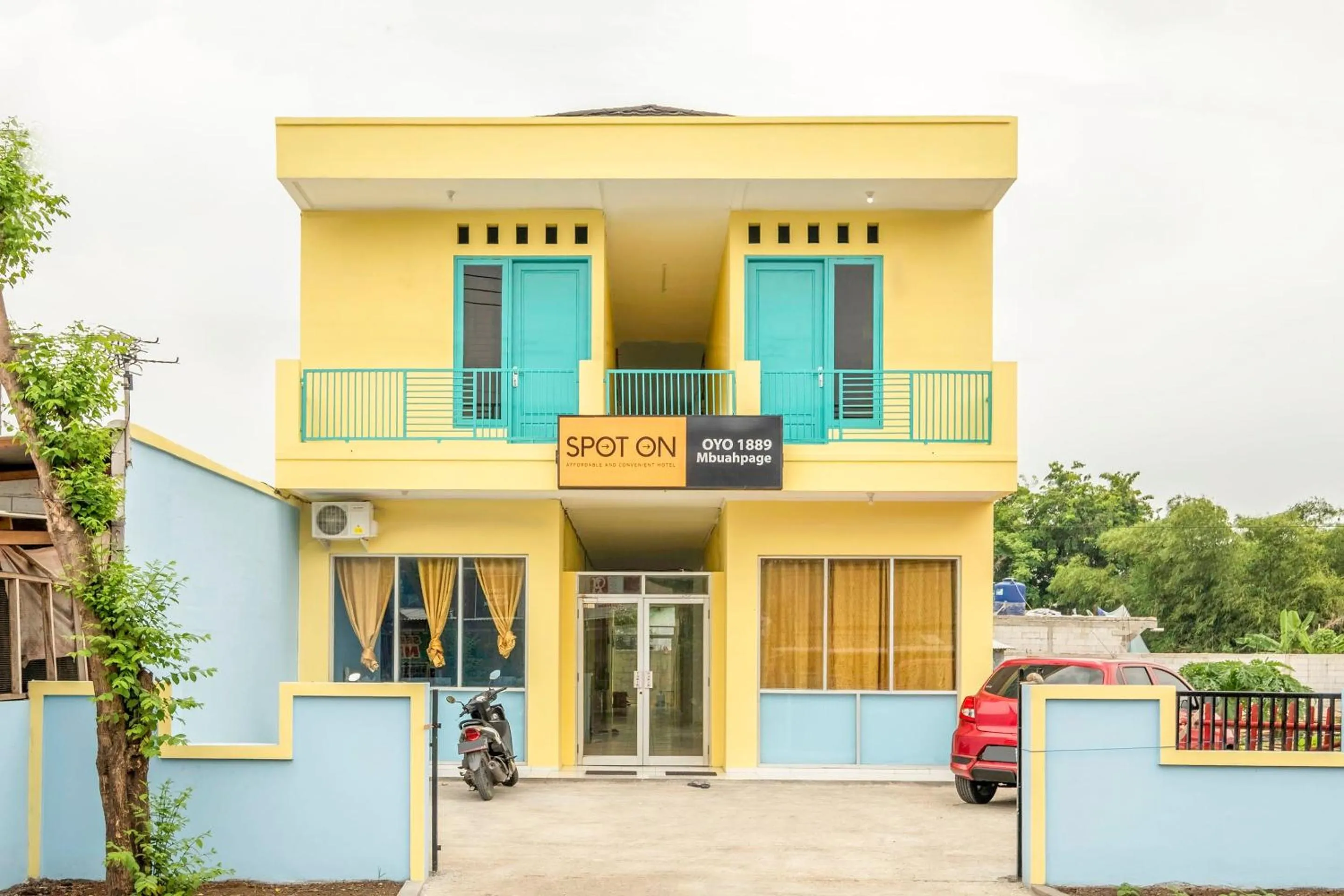 Facade/entrance in OYO Life 1889 Mbuahpage