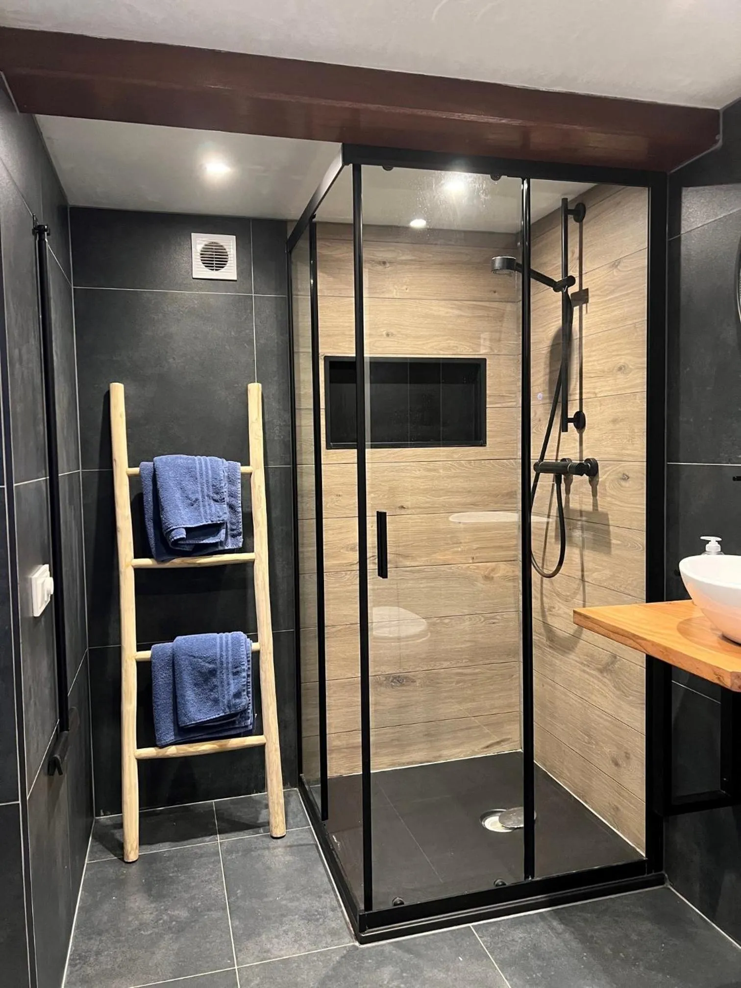 Bathroom in Bed & Ontbijt Haddock