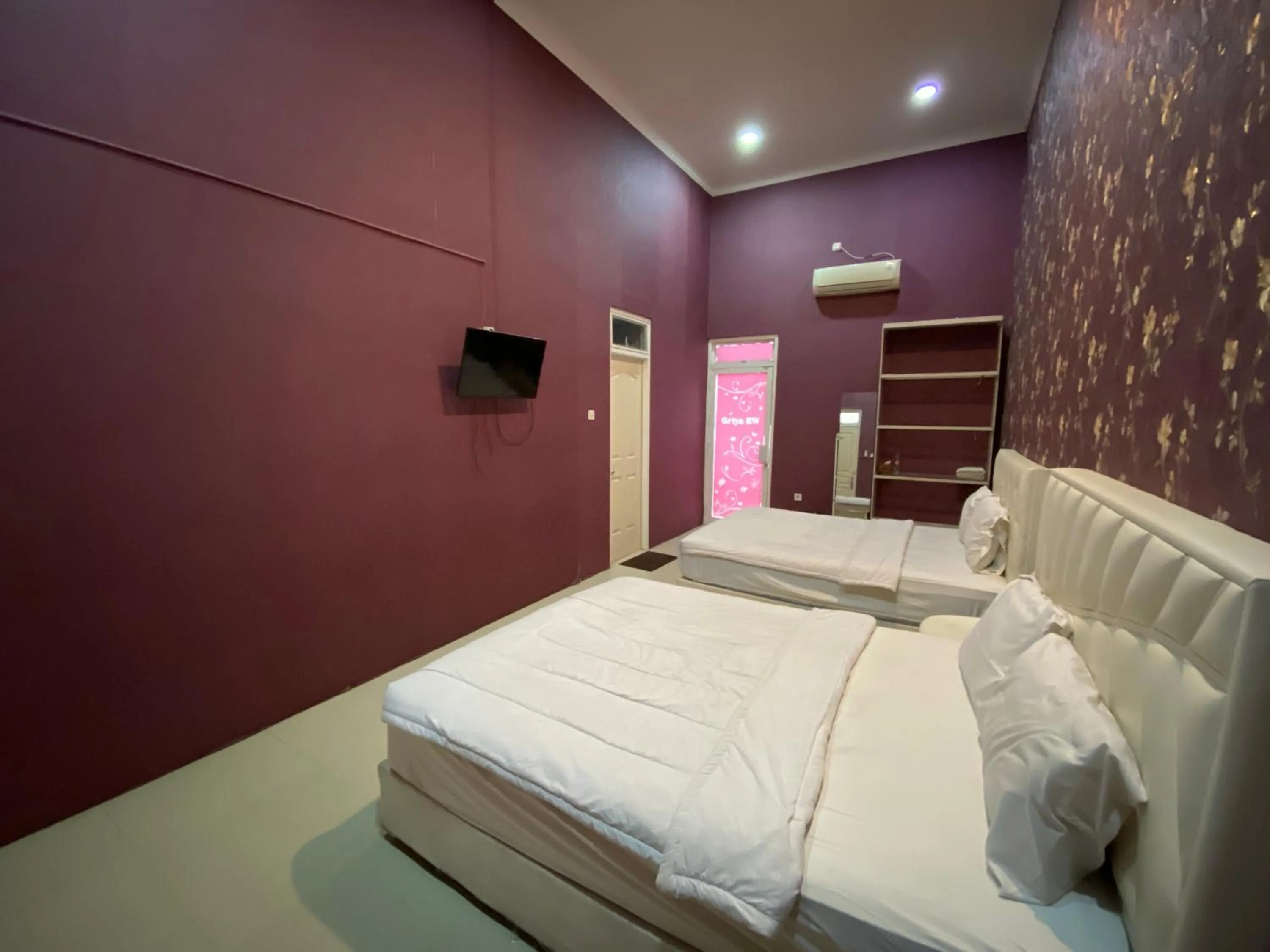 Bedroom, Bed in Griya RW Family Guest House Redpartner