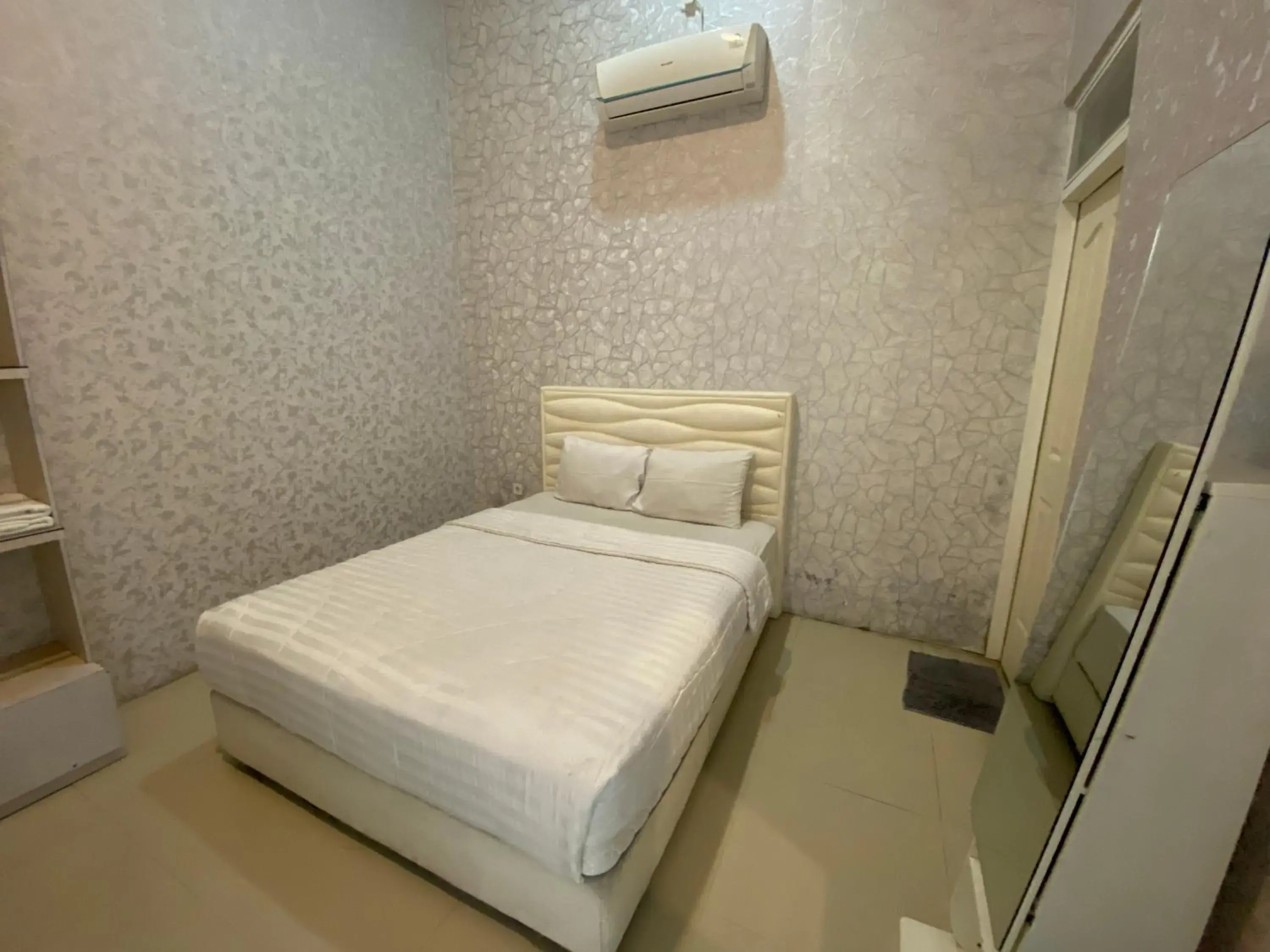 Bedroom, Bed in Griya RW Family Guest House Redpartner Bedroom, Bed in Griya RW Family Guest House Redpartner