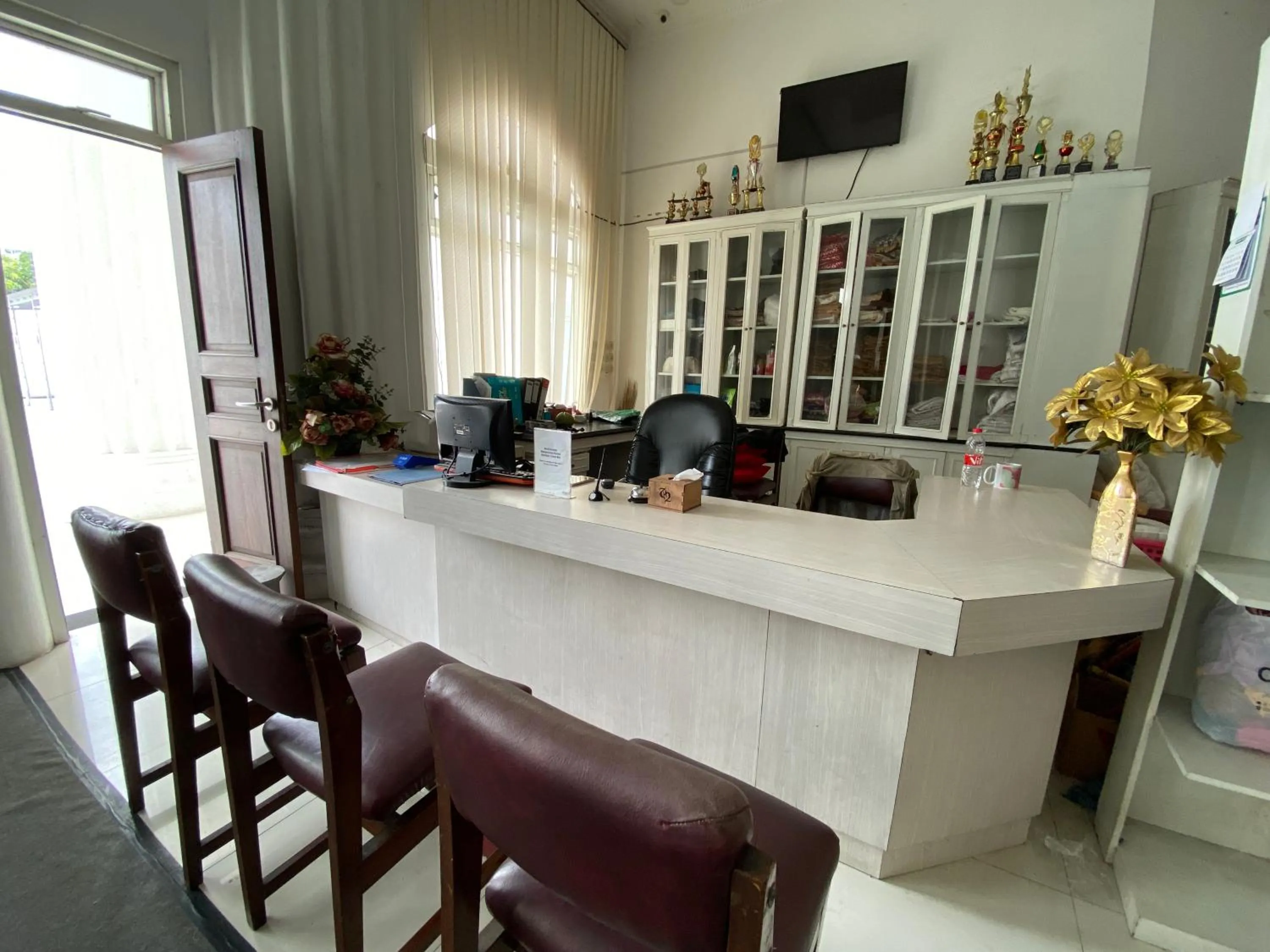Lobby or reception in Griya RW Family Guest House Redpartner