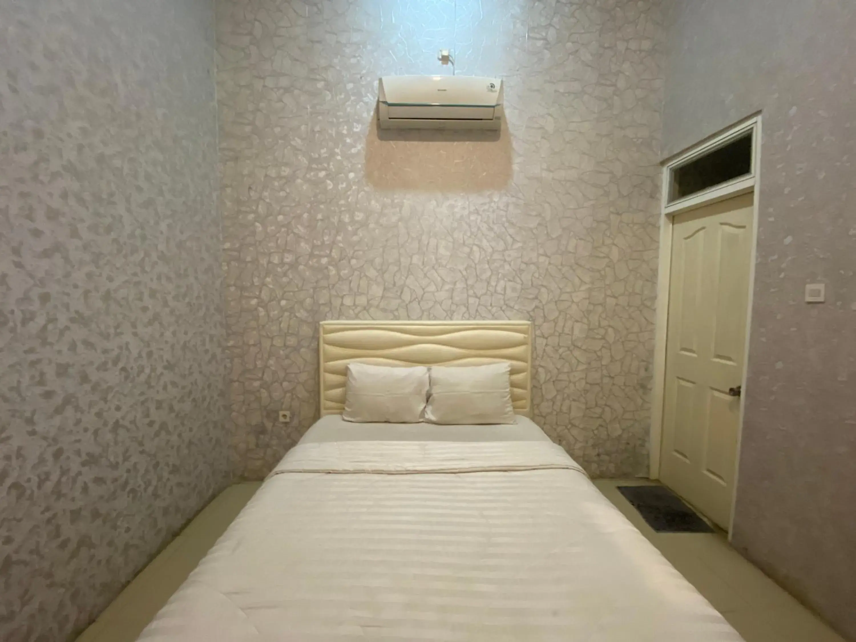 Bedroom, Bed in Griya RW Family Guest House Redpartner Bedroom, Bed in Griya RW Family Guest House Redpartner