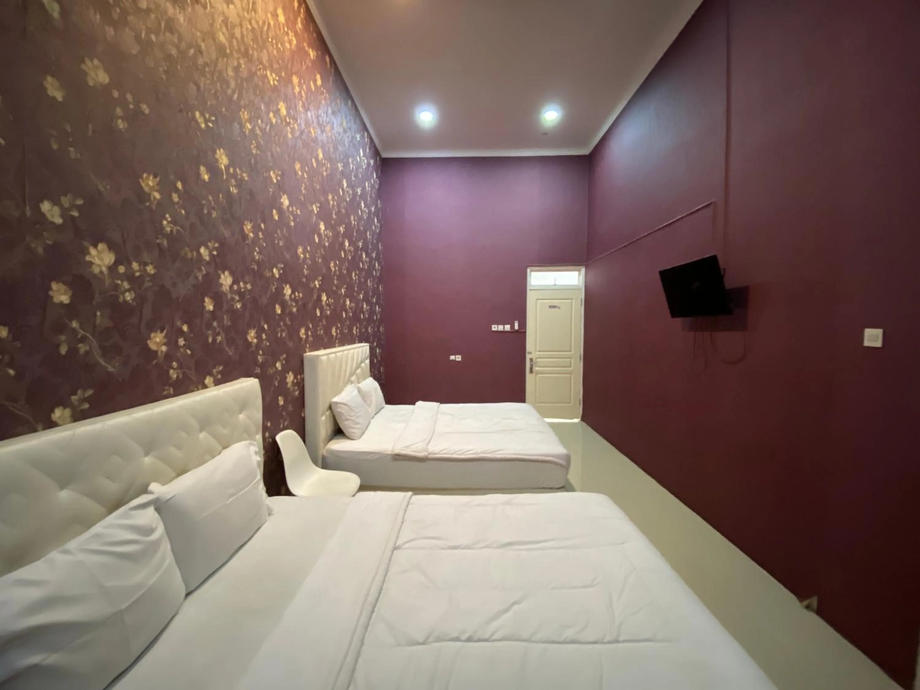 Bedroom, Bed in Griya RW Family Guest House Redpartner