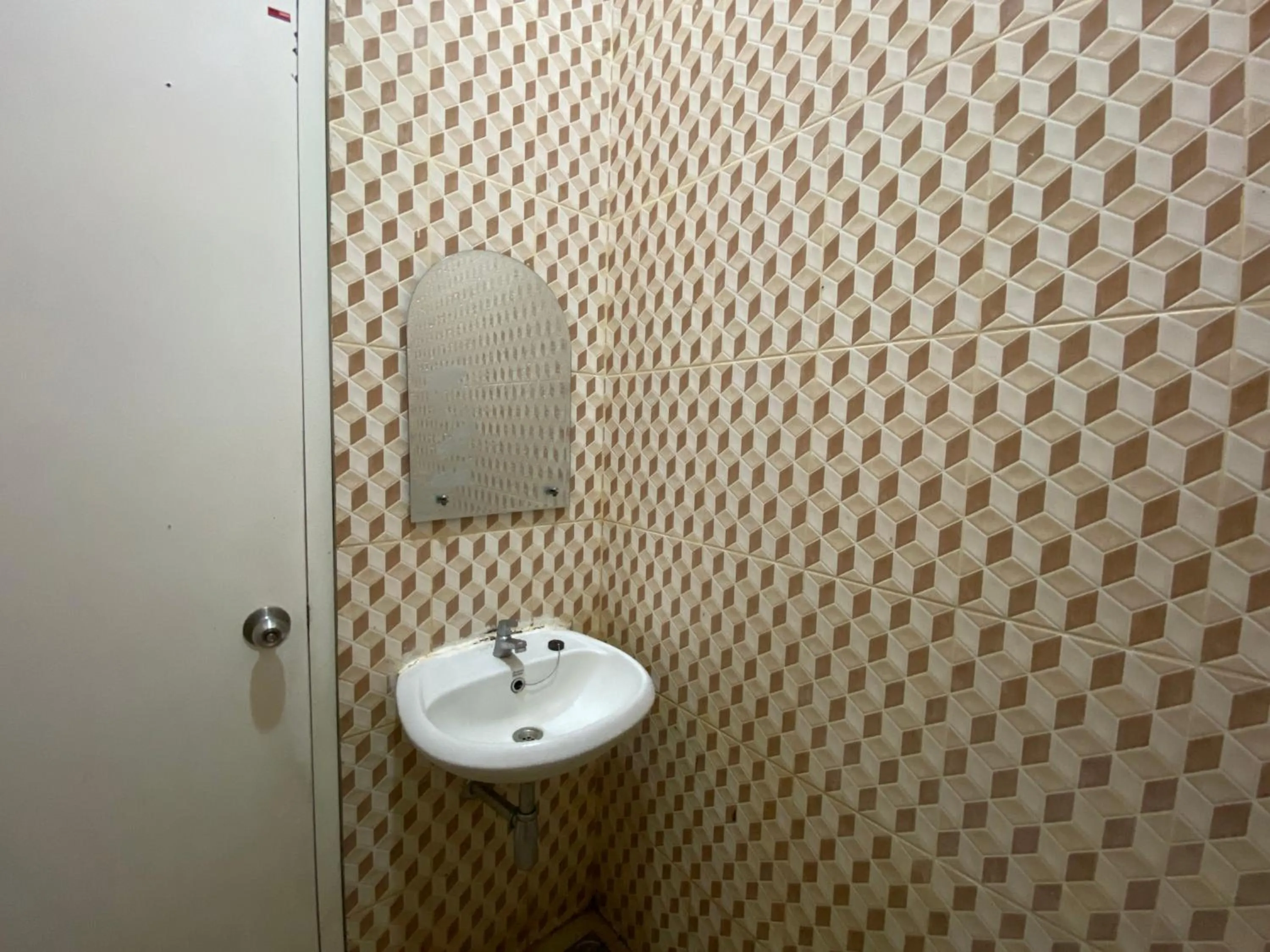 Bathroom in Griya RW Family Guest House Redpartner