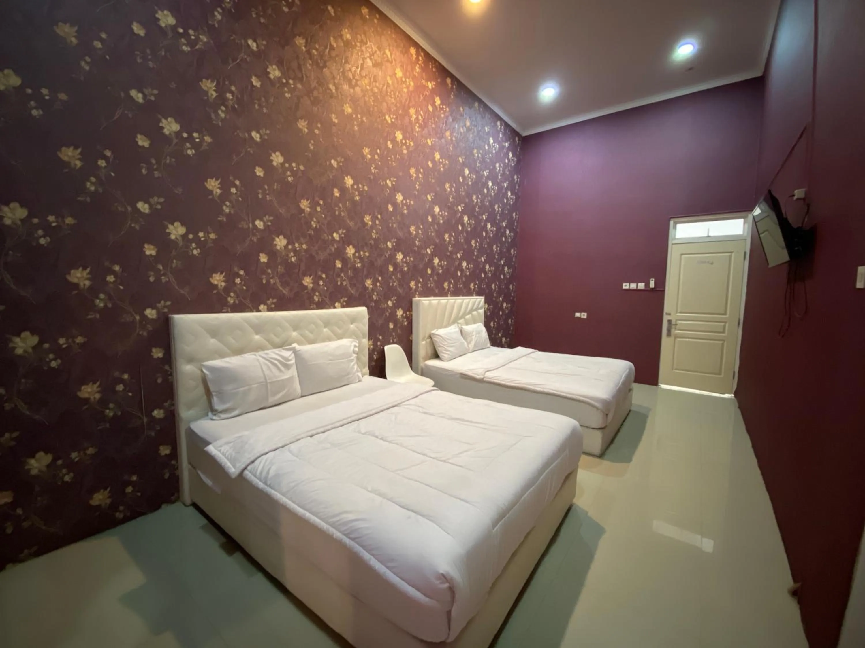 Bedroom, Bed in Griya RW Family Guest House Redpartner