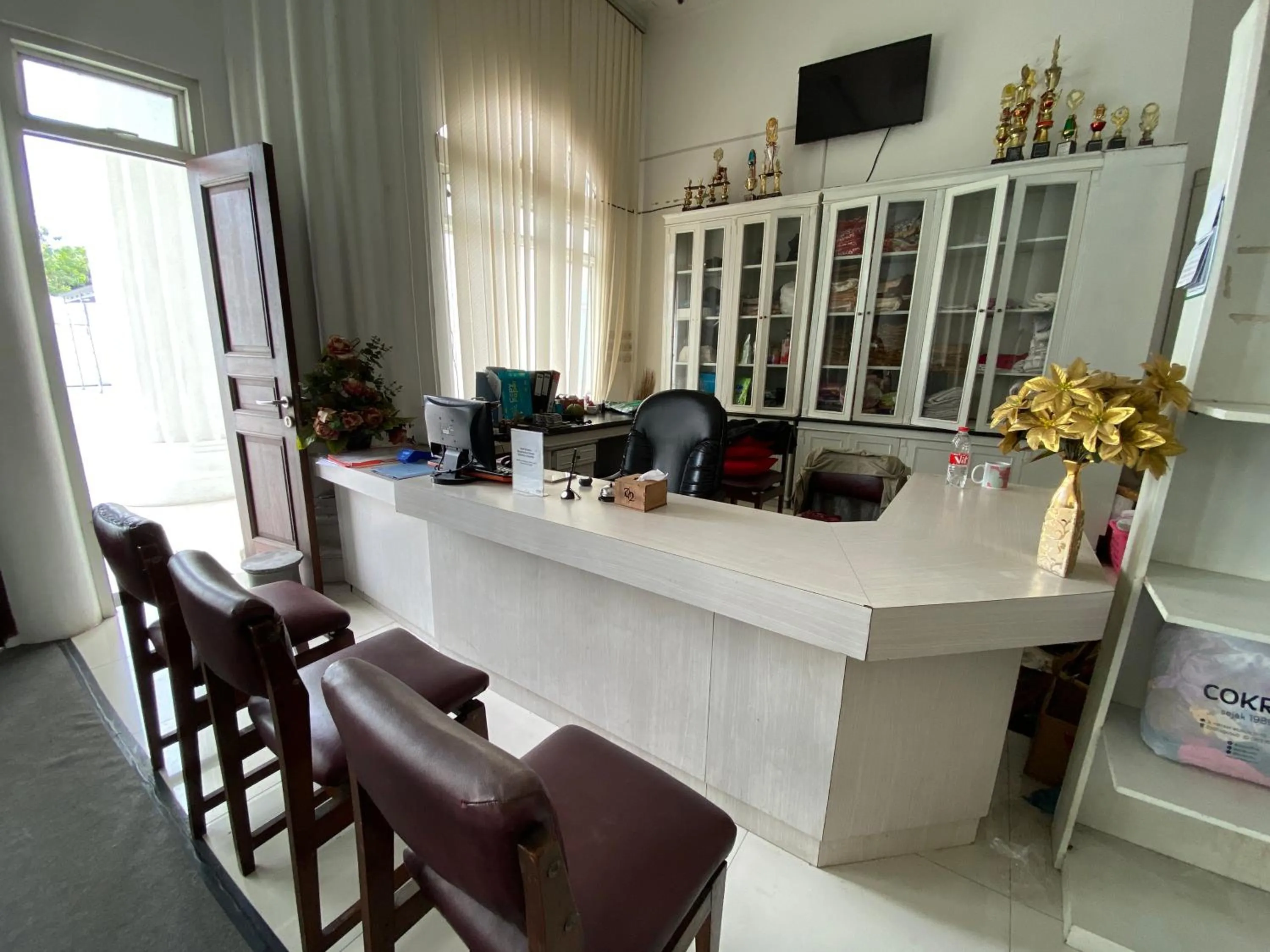 Lobby or reception in Griya RW Family Guest House Redpartner