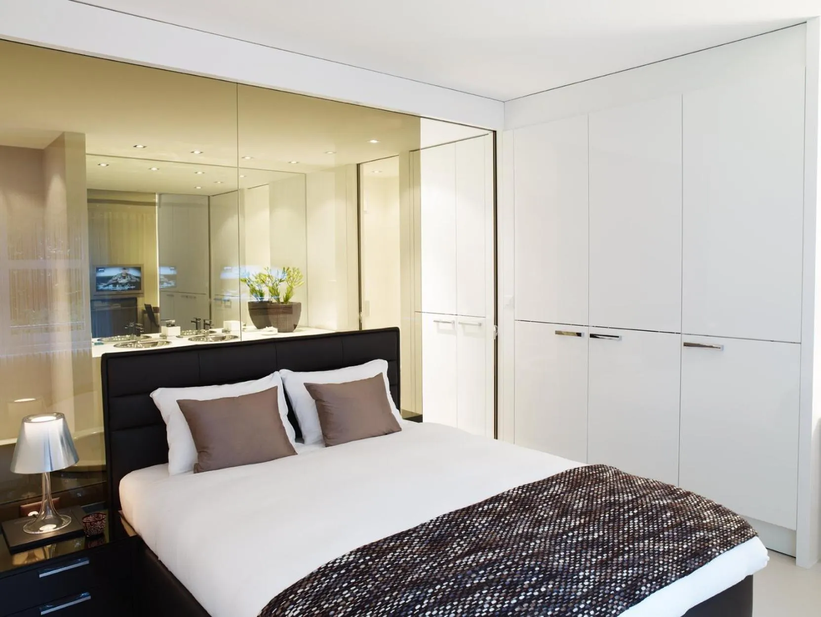 Bedroom, Bed in VISIONAPARTMENTS Bellariastrasse - contactless check-in