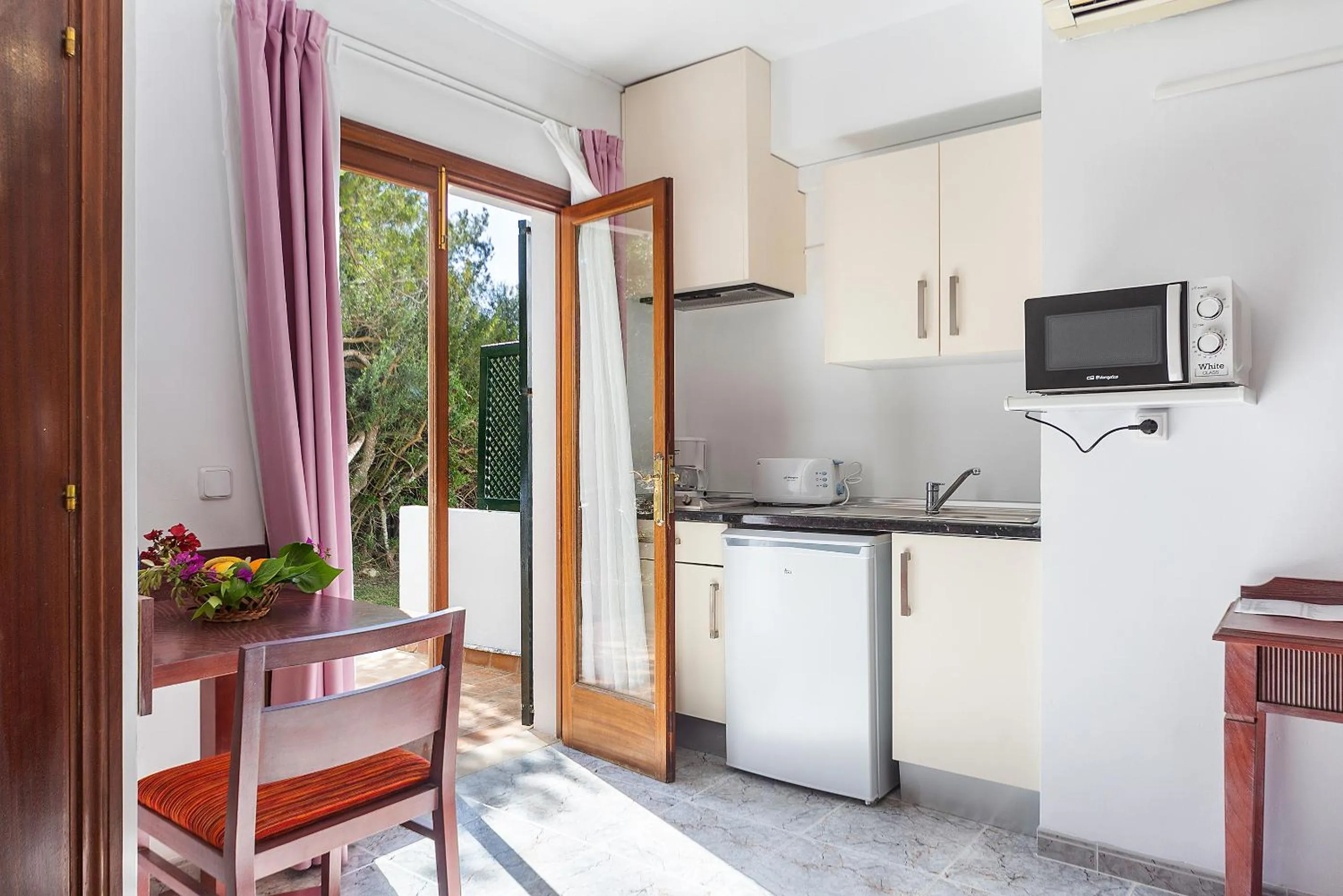 Kitchen or kitchenette in Apartamentos Cala Murada Tennis