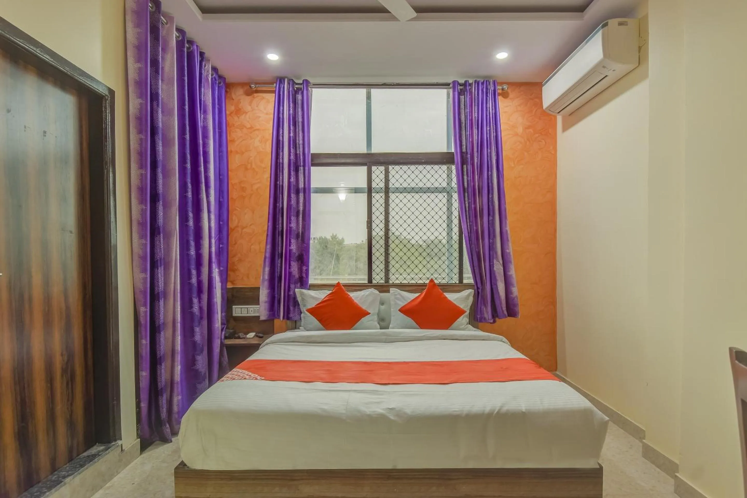 Bedroom, Bed in Hotel O Royal Blue