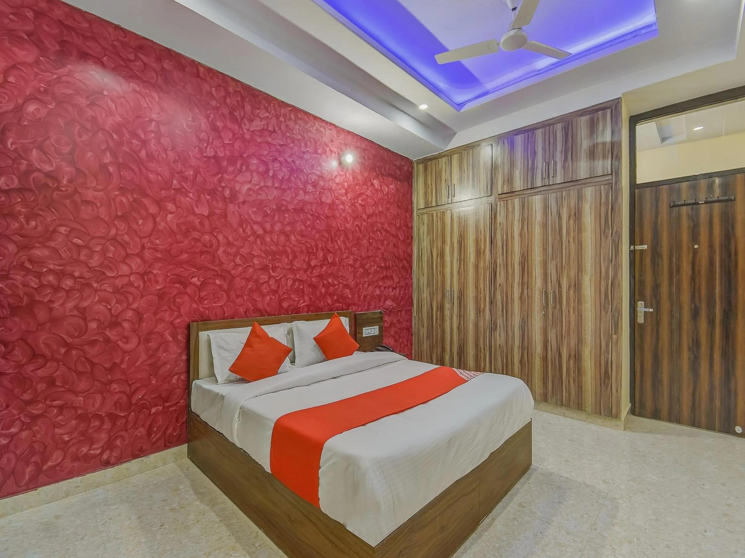 Bedroom, Bed in Hotel O Royal Blue