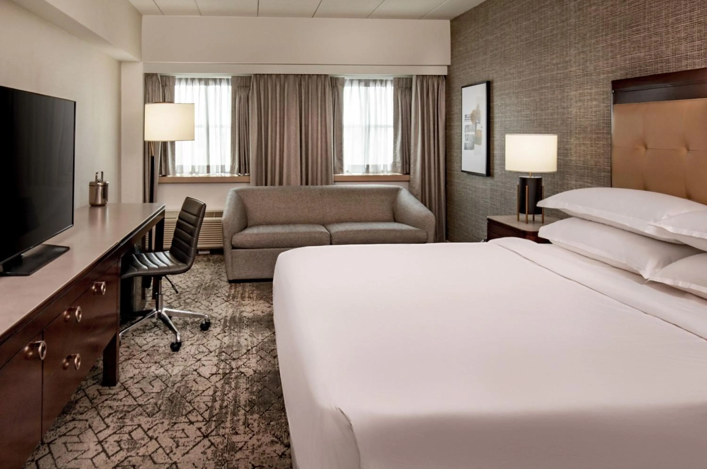 Bed in Sheraton Boston Needham Hotel