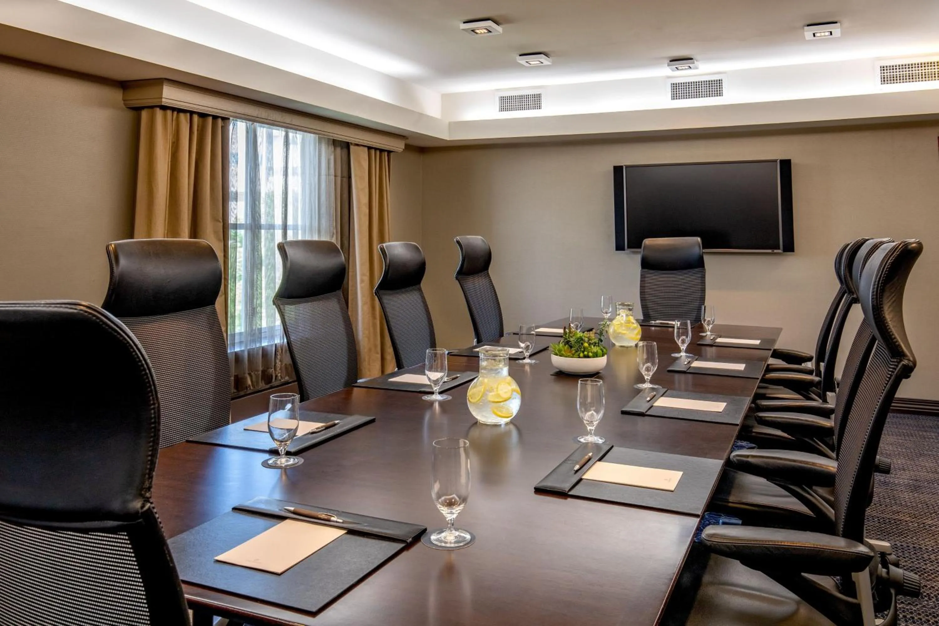 Meeting/conference room in Sheraton Boston Needham Hotel